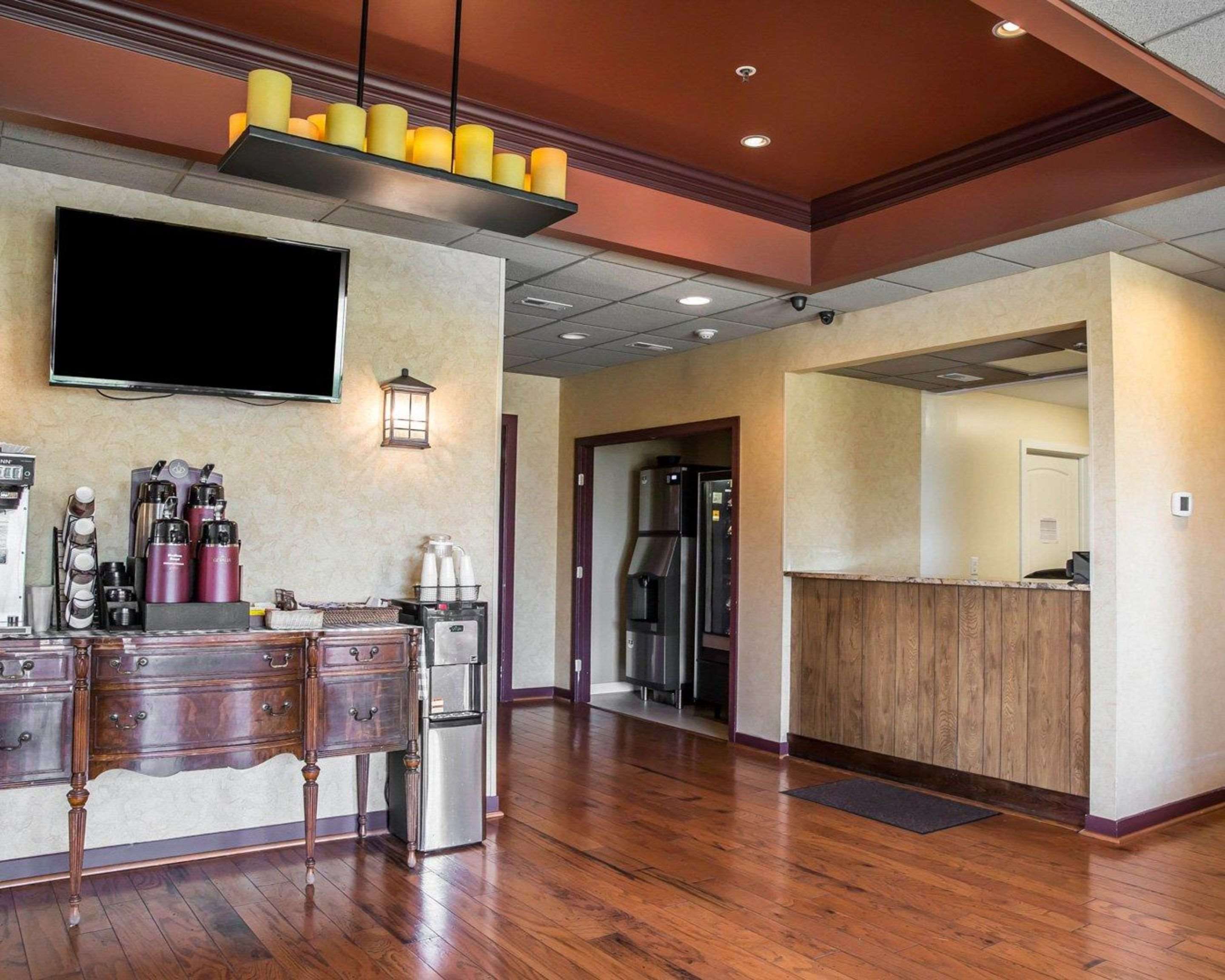 Front desk | Island Inn & Suites, Ascend Hotel Collection