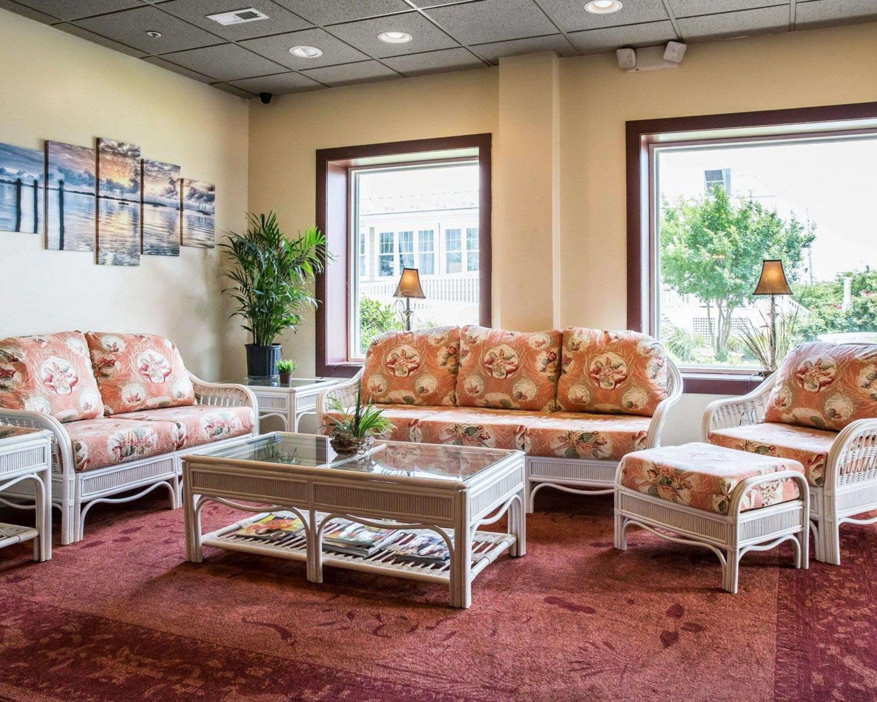 Spacious lobby with sitting area | Island Inn & Suites, Ascend Hotel Collection