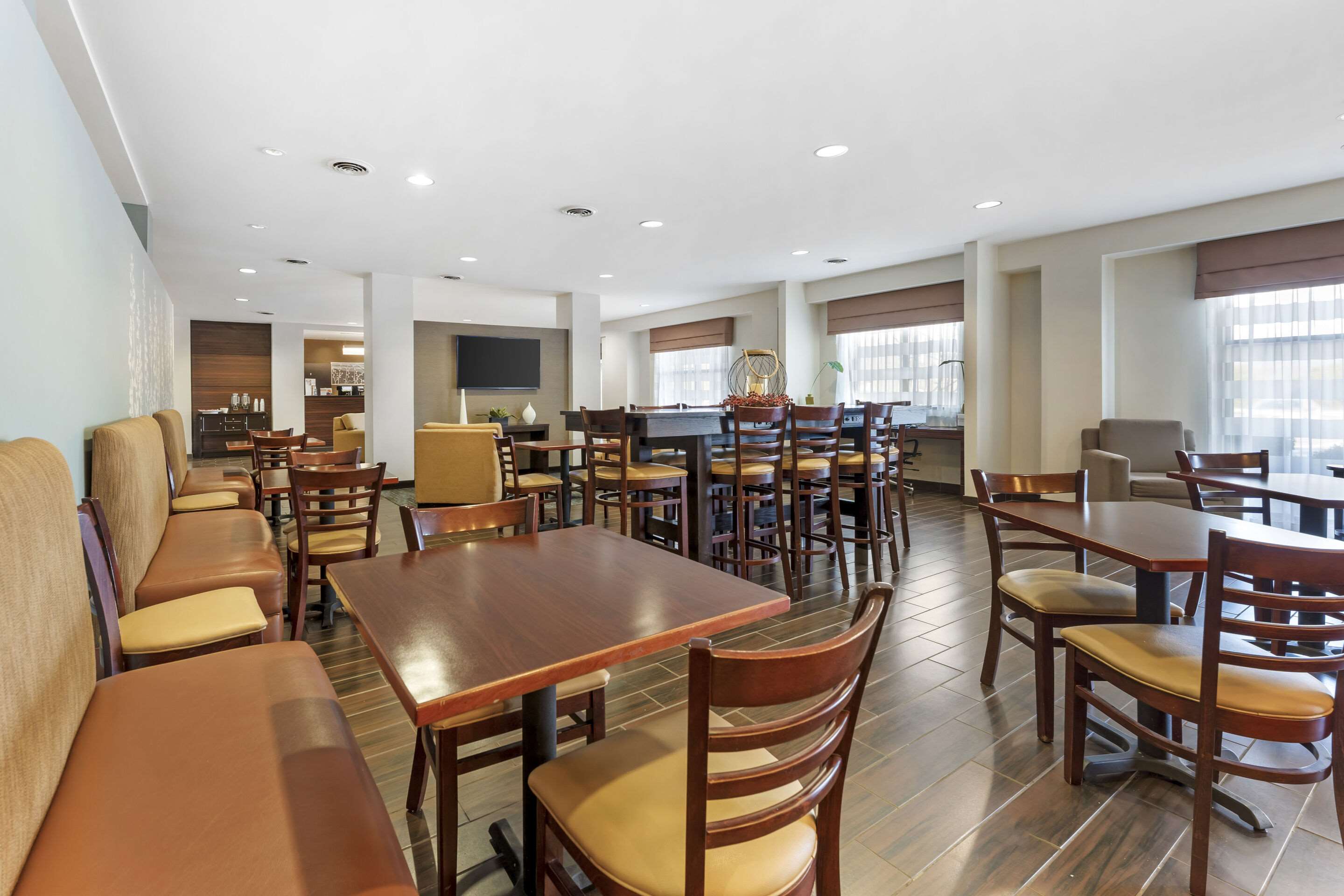 Enjoy breakfast in this seating area | Sleep Inn & Suites Cumberland - LaVale