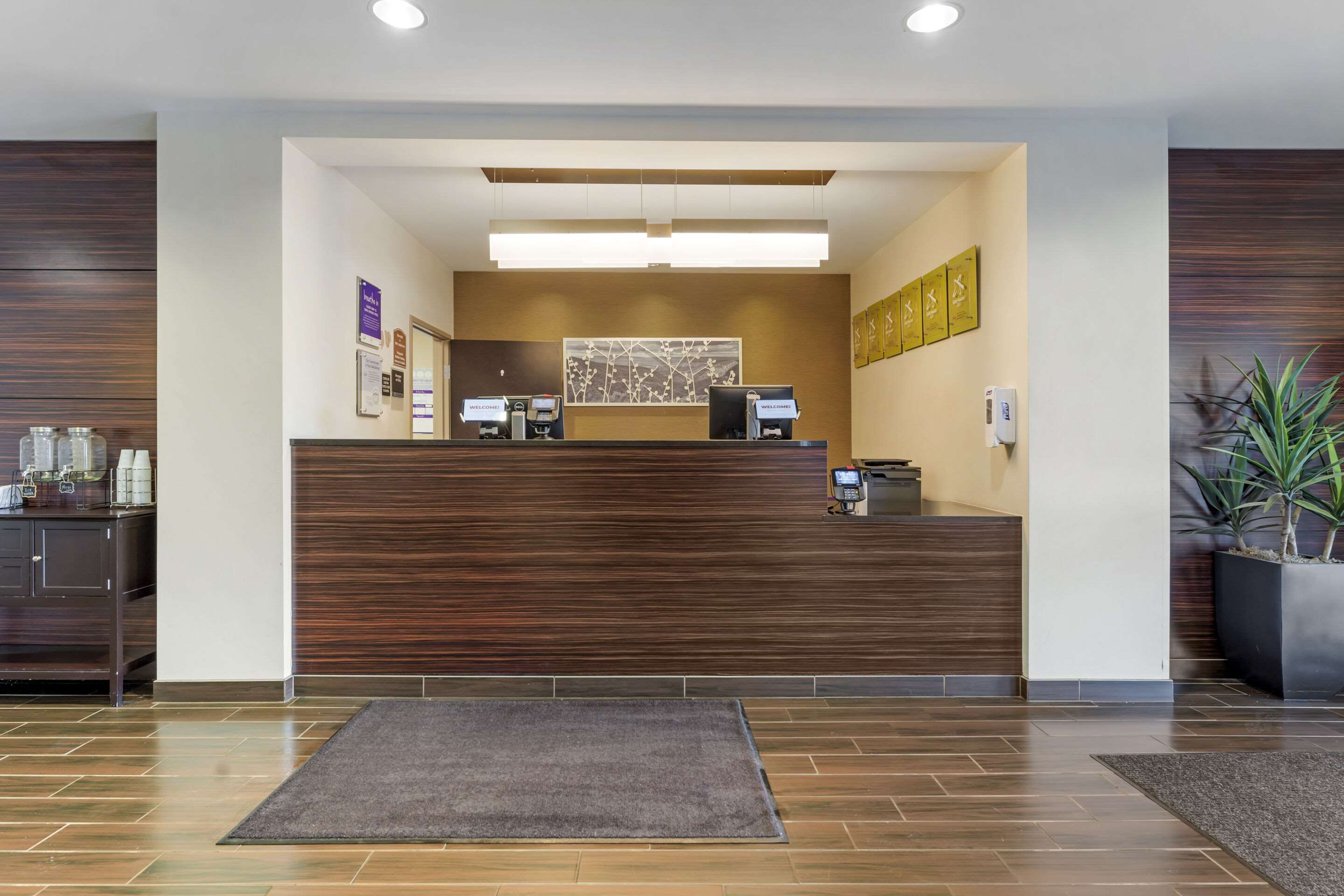 Front desk | Sleep Inn & Suites Cumberland - LaVale