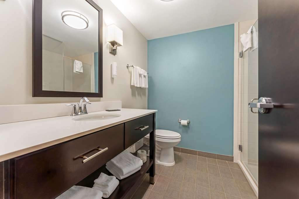 SLEEP INN & SUITES CUMBERLAND-LAVAL-guestroom-Guest Room,Bathroom,On-Site.jpg