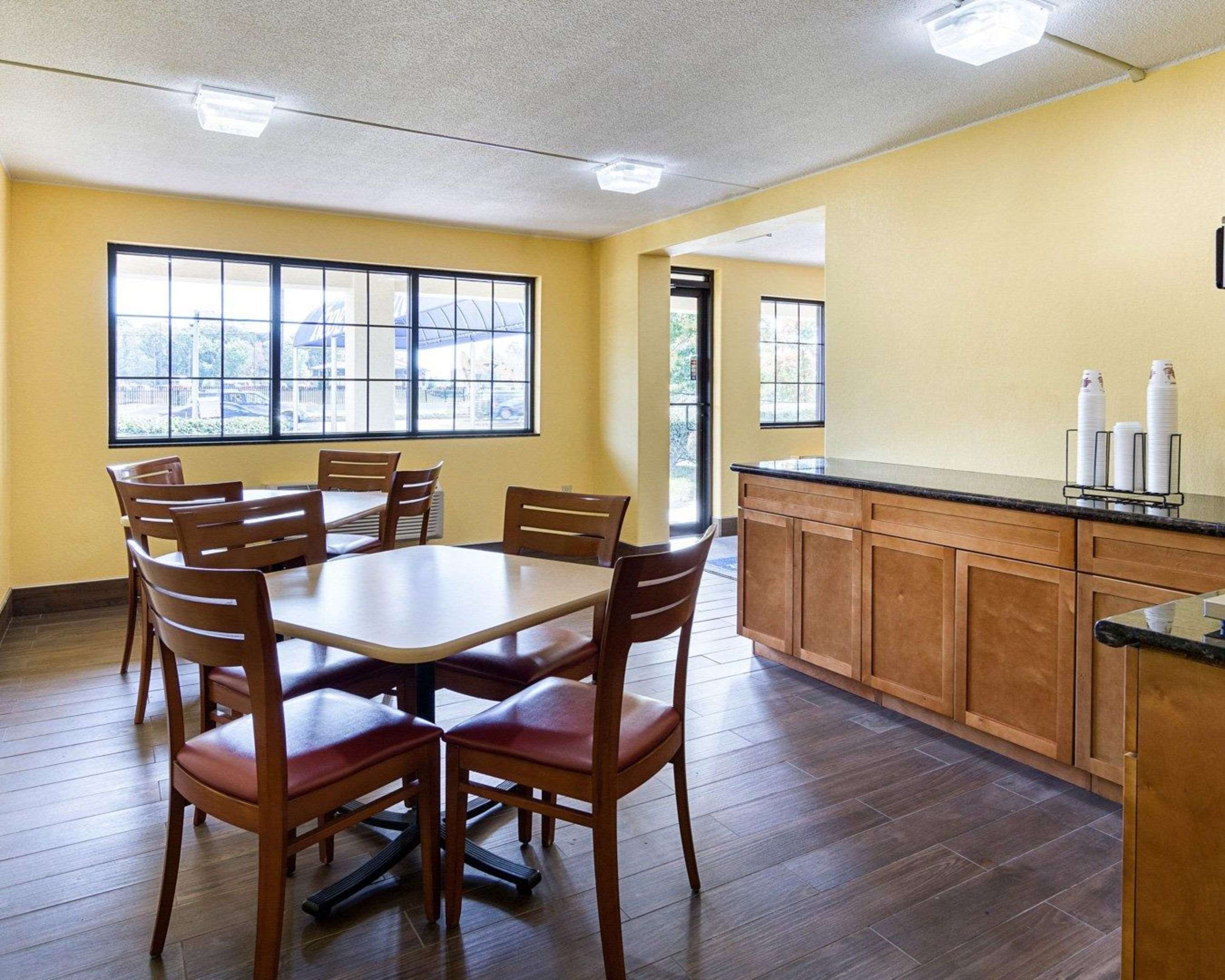 Breakfast area | Rodeway Inn Joint Base Andrews Area