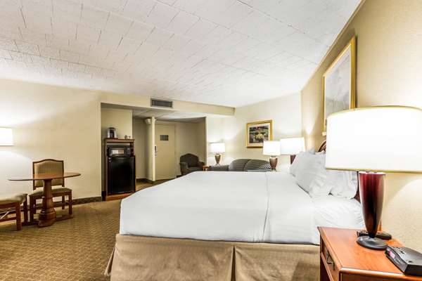 Suite - Clarion Inn Event Center Frederick - I-270, Exit 31