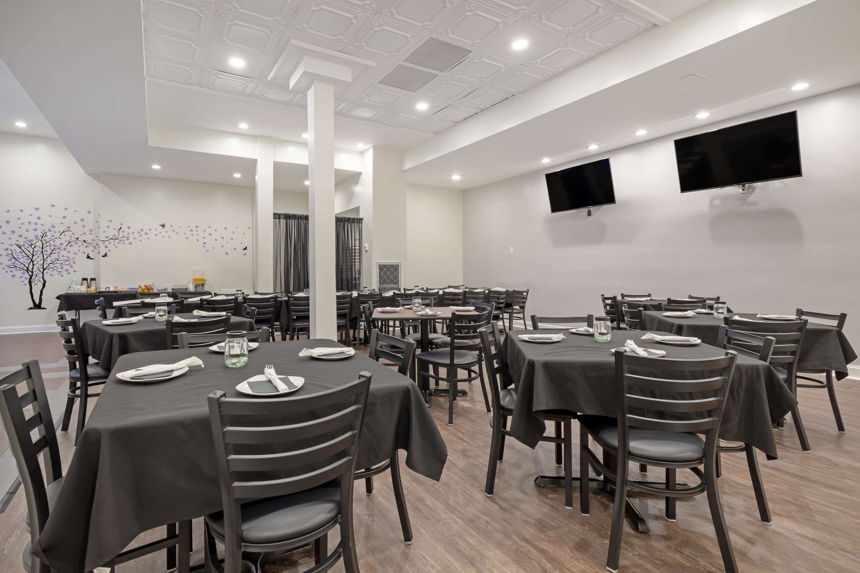 Breakfast area | Clarion Hotel & Suites BWI Airport North