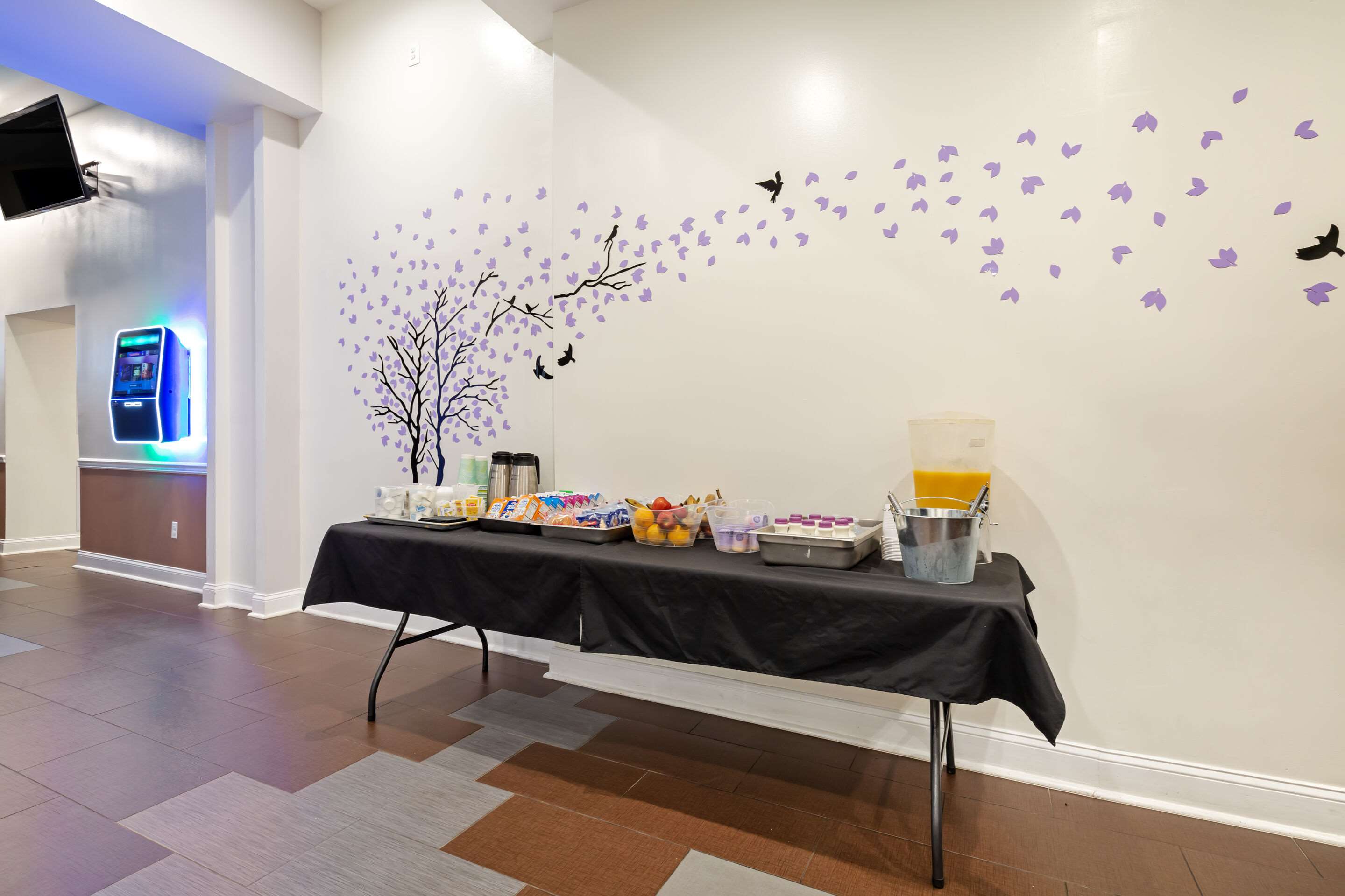 Breakfast area | Clarion Hotel & Suites BWI Airport North