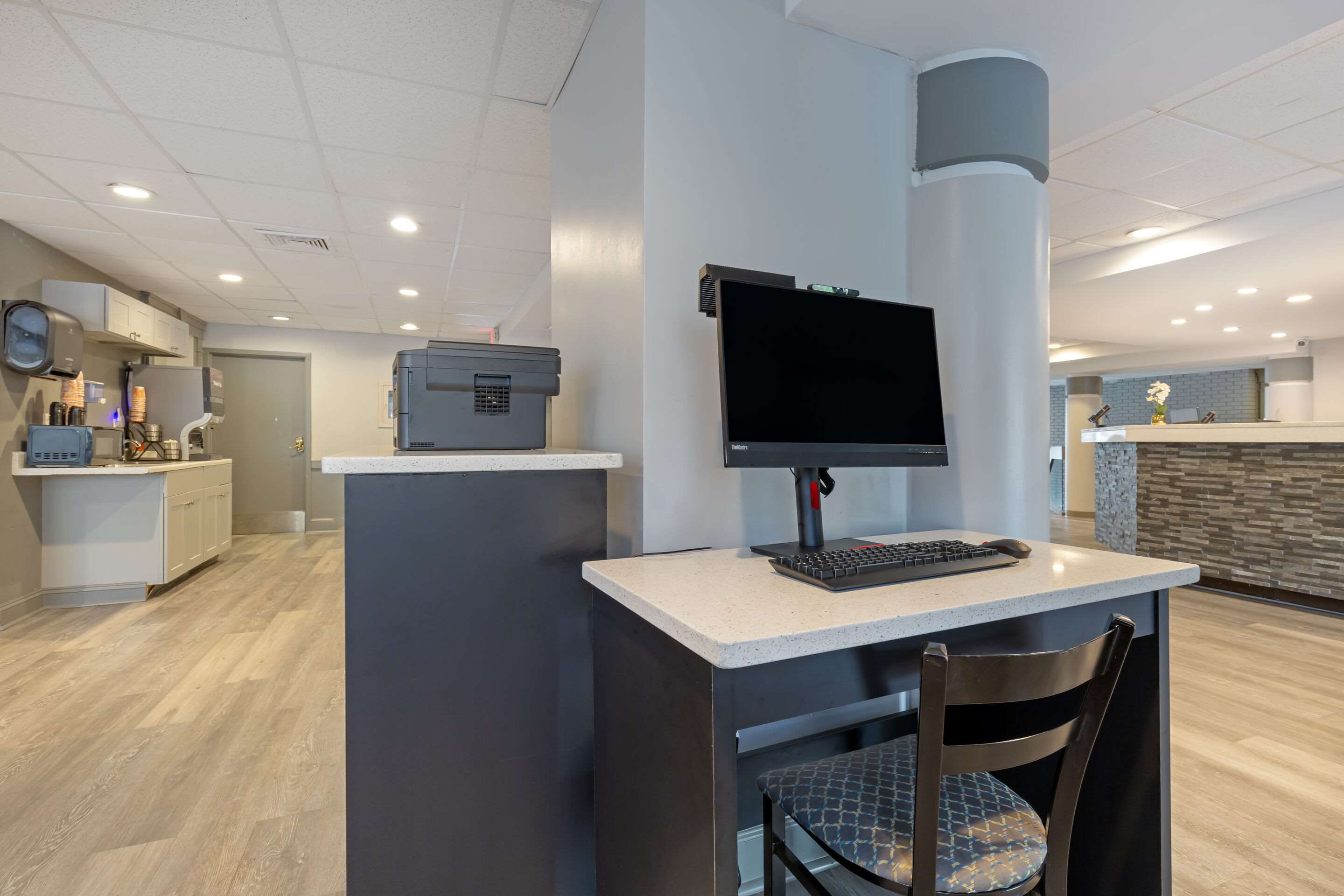 Computer in the lobby | Clarion Hotel & Suites BWI Airport North