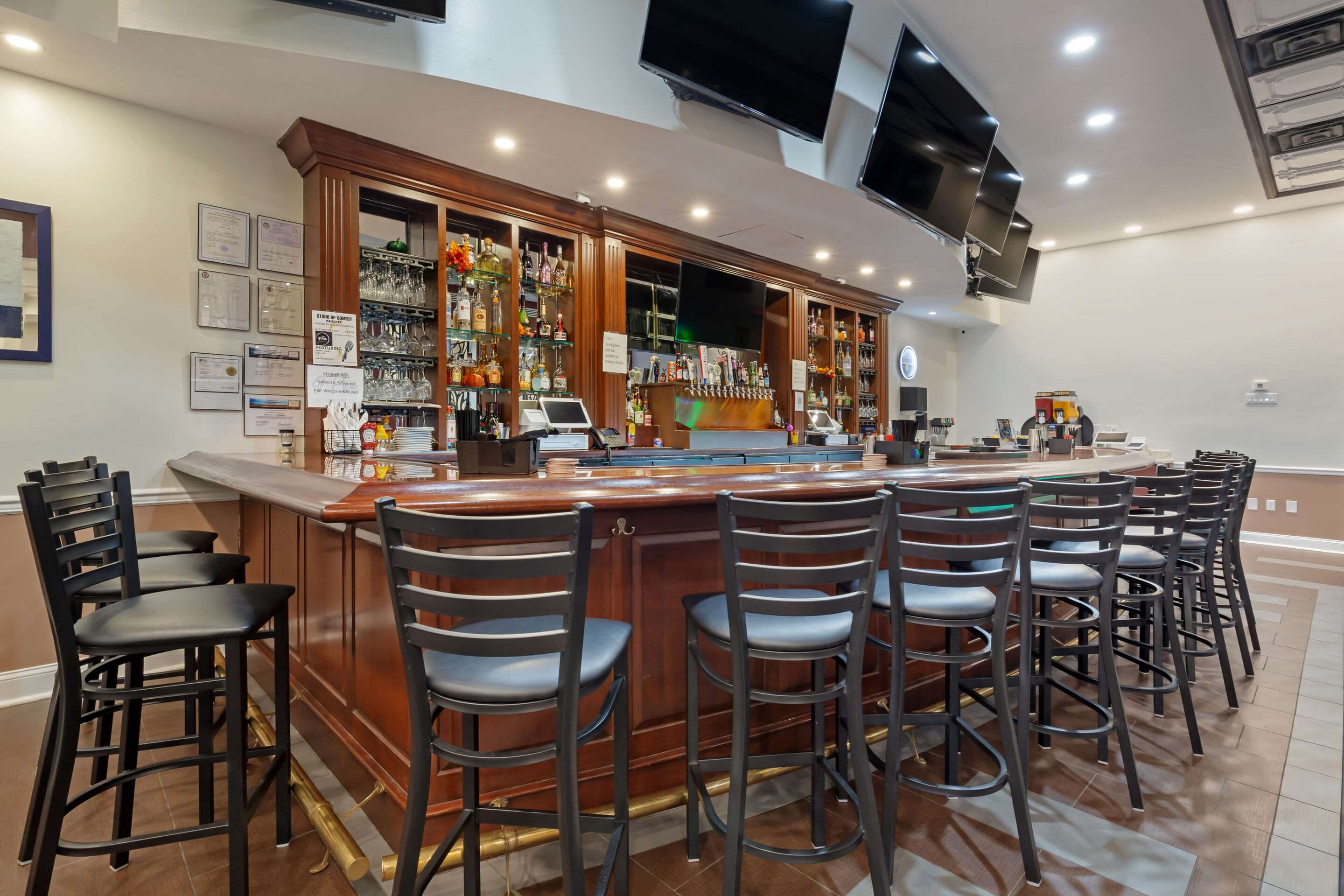Bar | Clarion Hotel & Suites BWI Airport North
