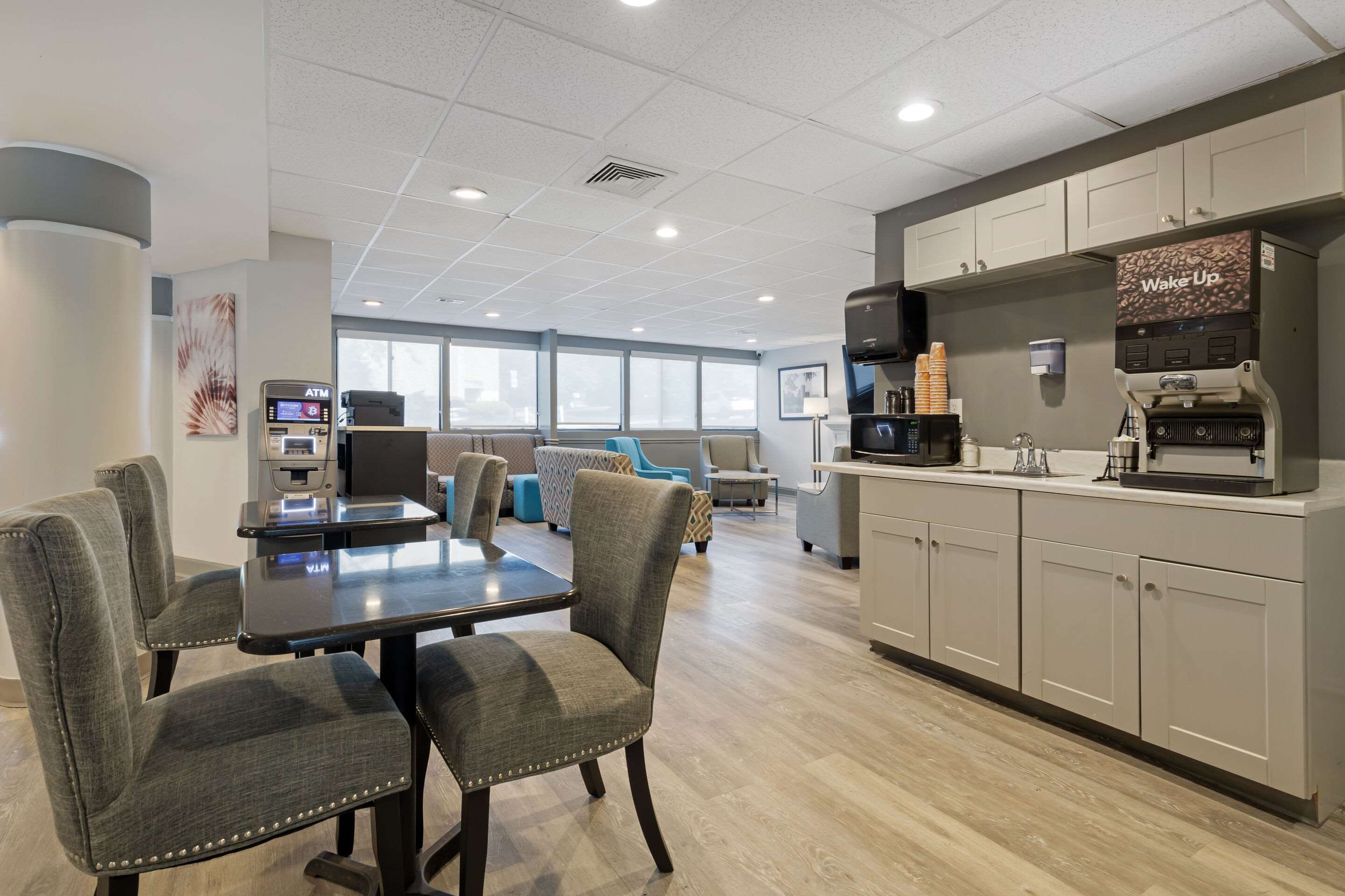Enjoy coffee in the lobby | Clarion Hotel & Suites BWI Airport North