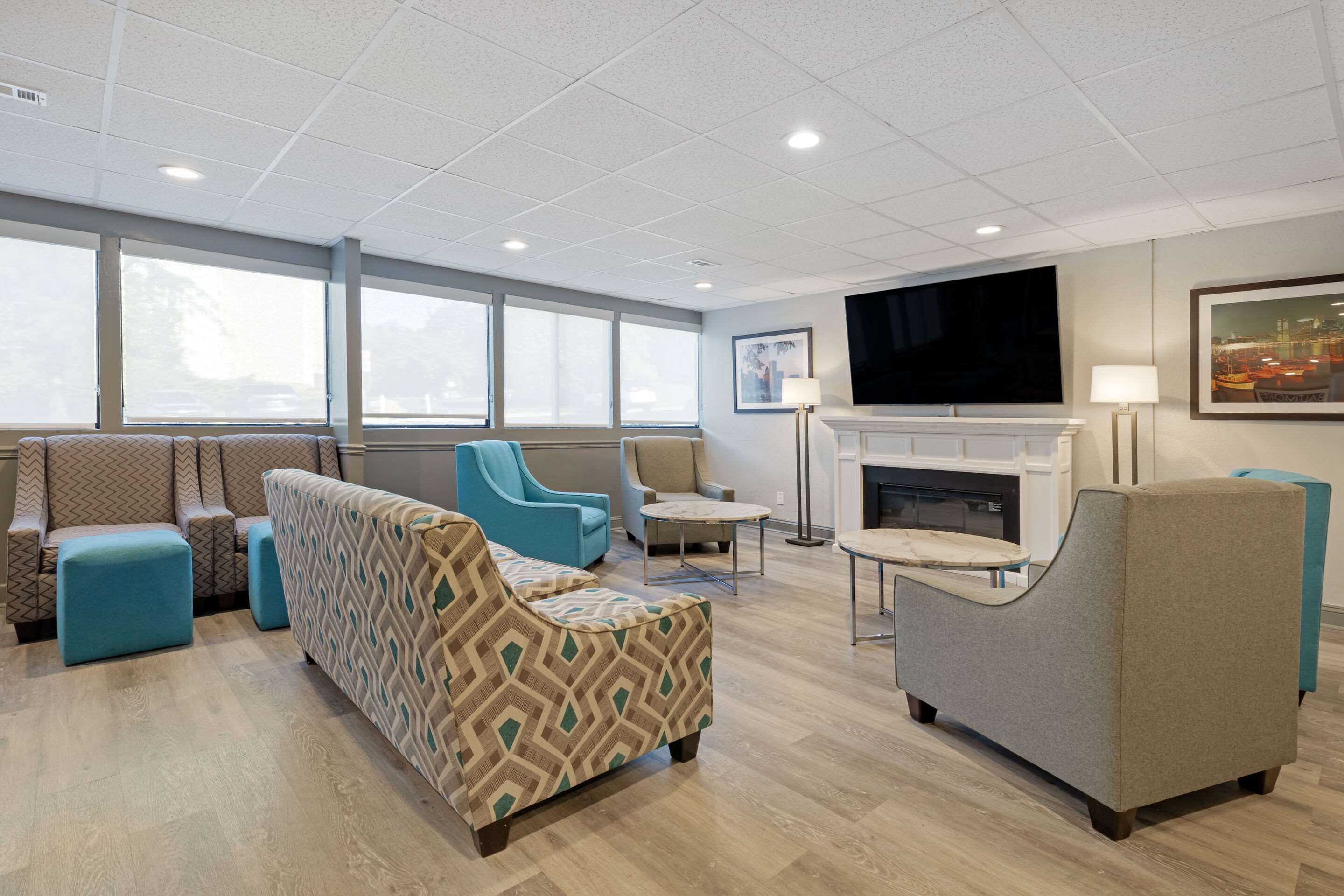 Lobby with sitting area | Clarion Hotel & Suites BWI Airport North