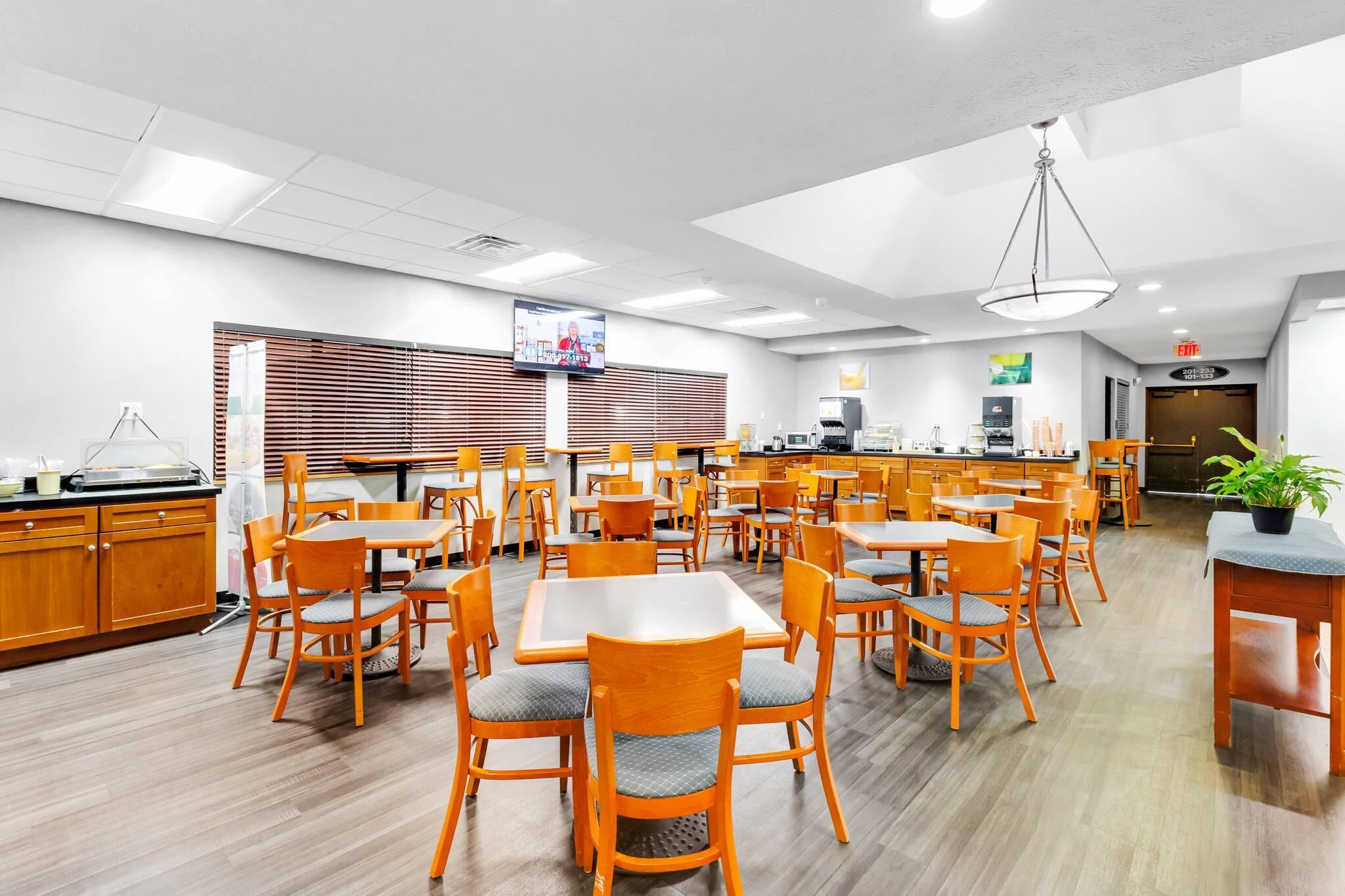 Enjoy breakfast in this seating area | Quality Inn Salisbury