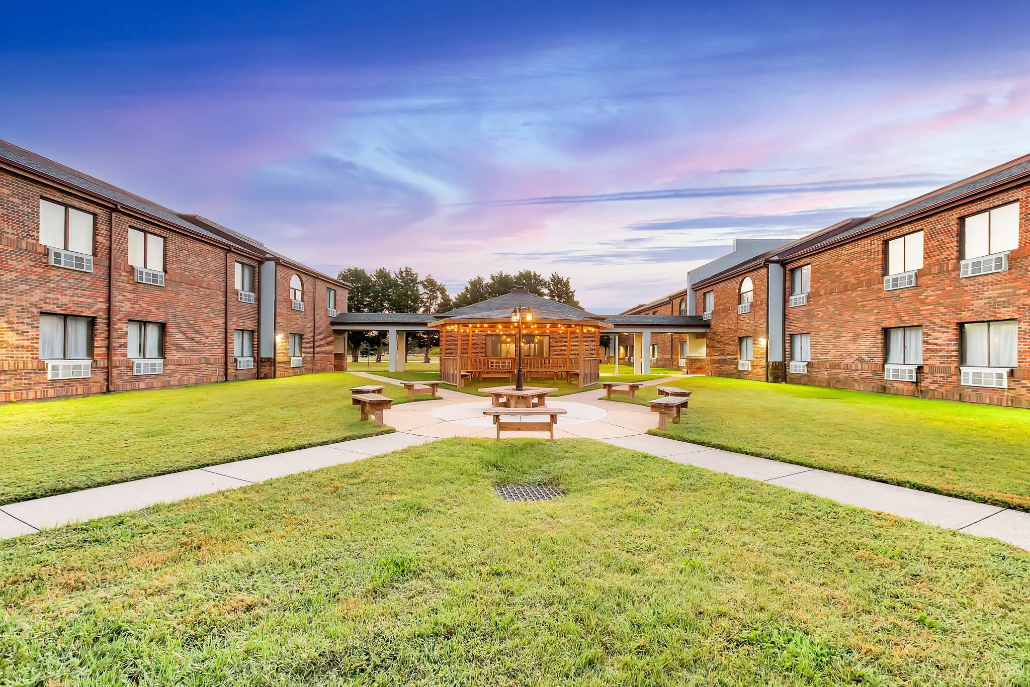 Courtyard | Quality Inn Salisbury