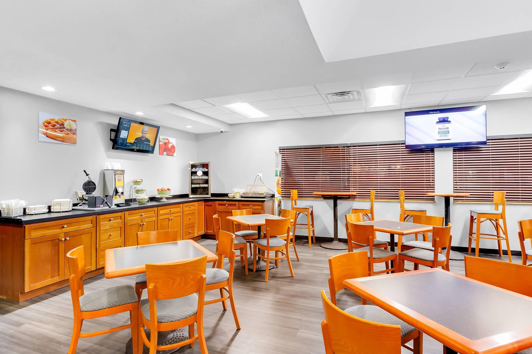 Enjoy breakfast in this seating area | Quality Inn Salisbury