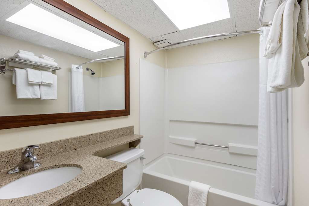 QUALITY INN OCEAN CITY BEACHFRONT-guestroom-Guest Room,Bathroom,On-Site.jpg