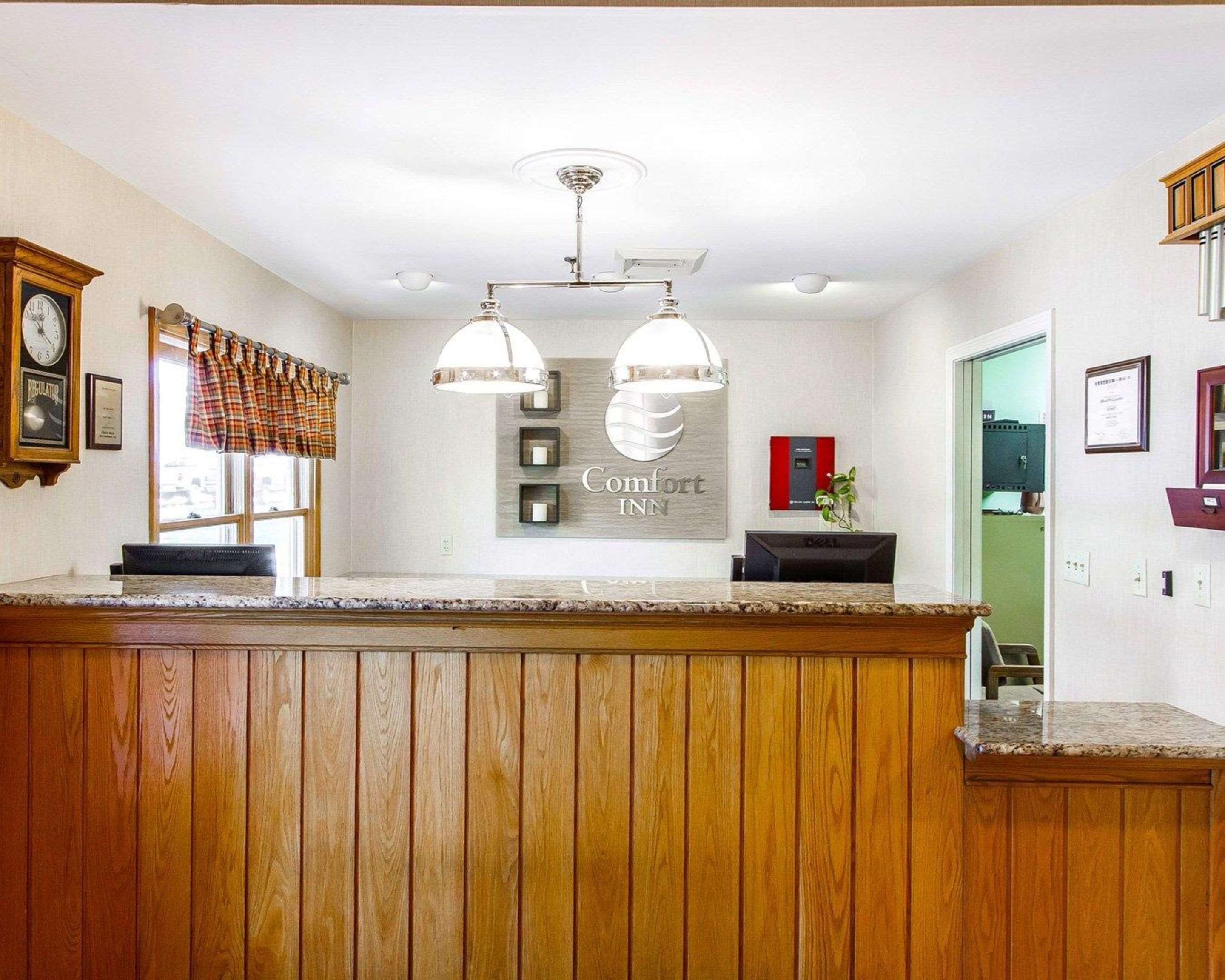 Front desk | Comfort Inn Brunswick