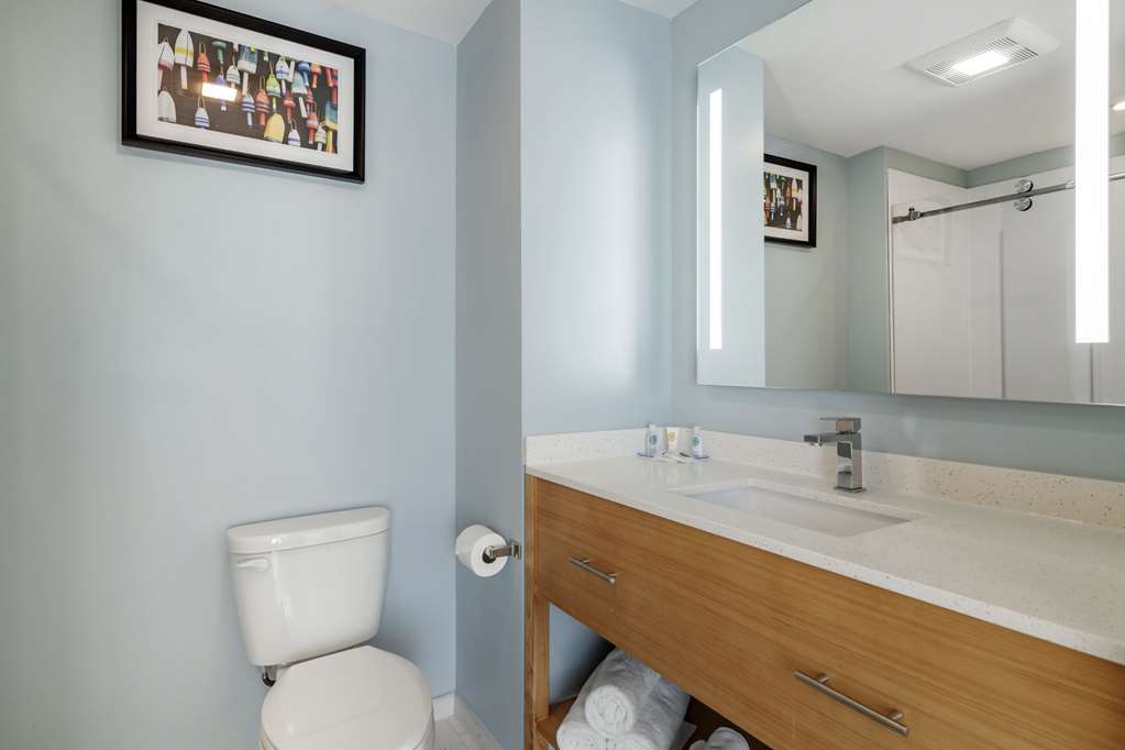 CASCO BAY HOTEL PORTLAND AIRPORT --guestroom-Guest Room,Bathroom,On-Site.jpg