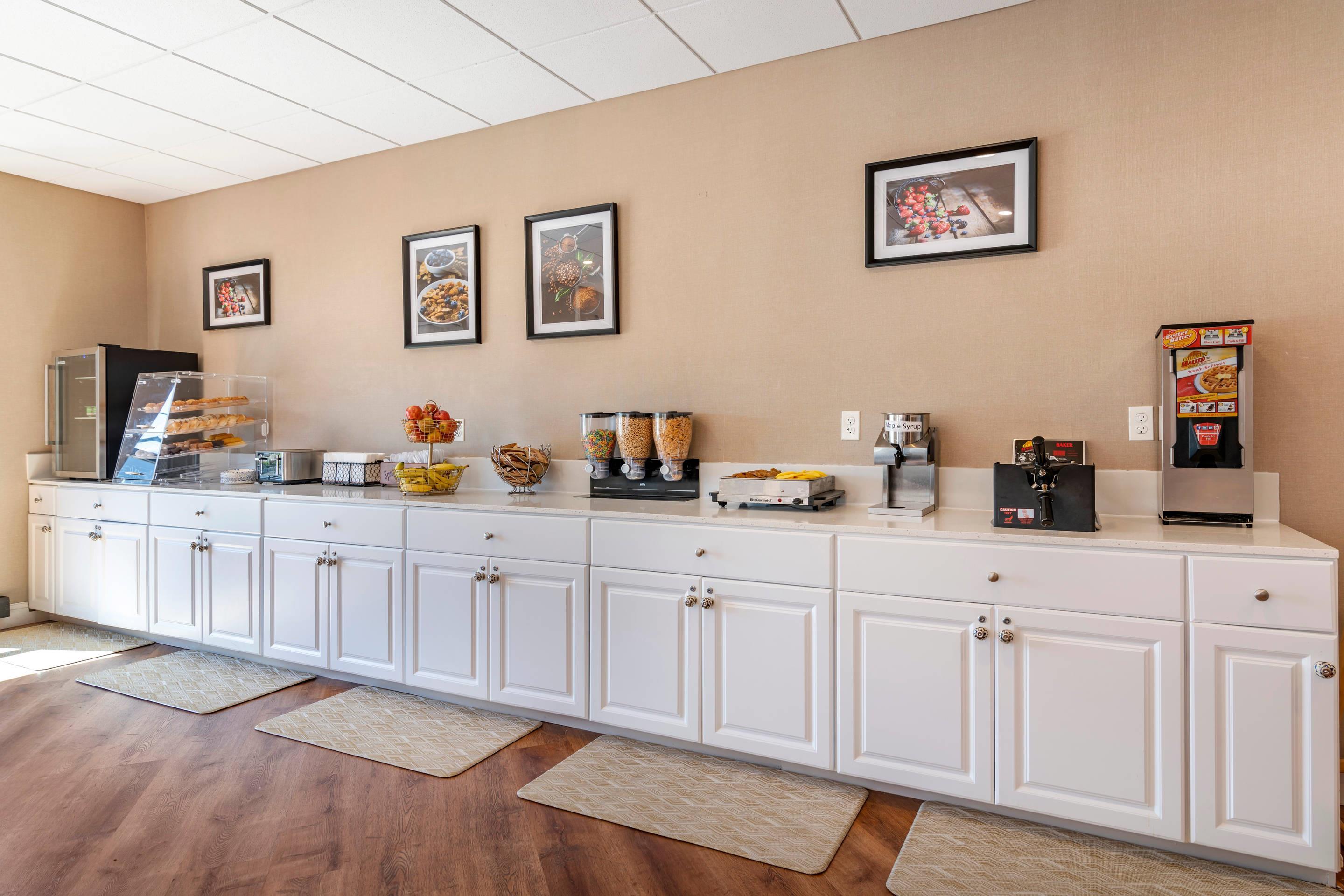 Breakfast counter | Casco Bay Hotel, Ascend Hotel Collection