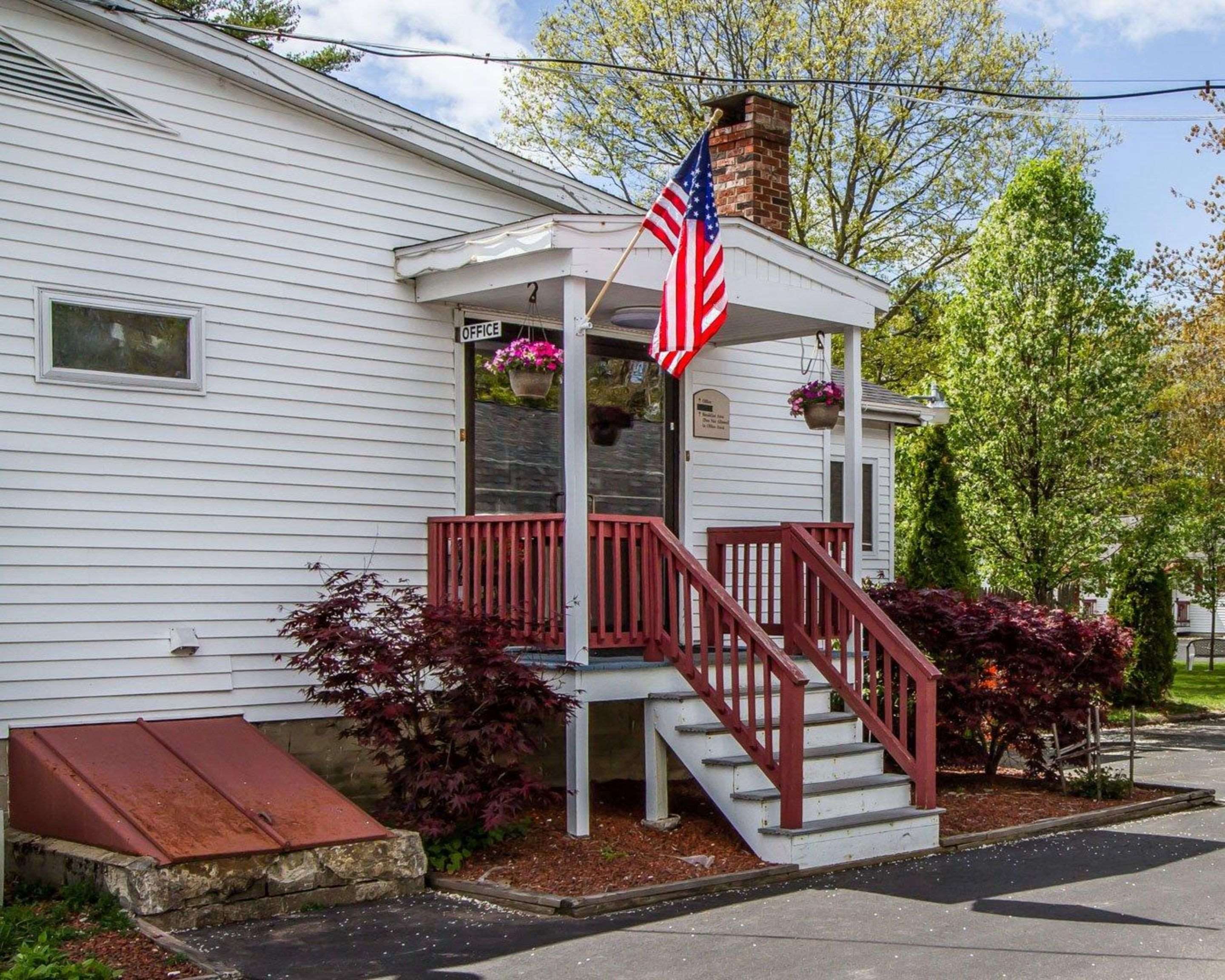 Hotel entrance | Rodeway Inn & Suites Brunswick near Hwy 1