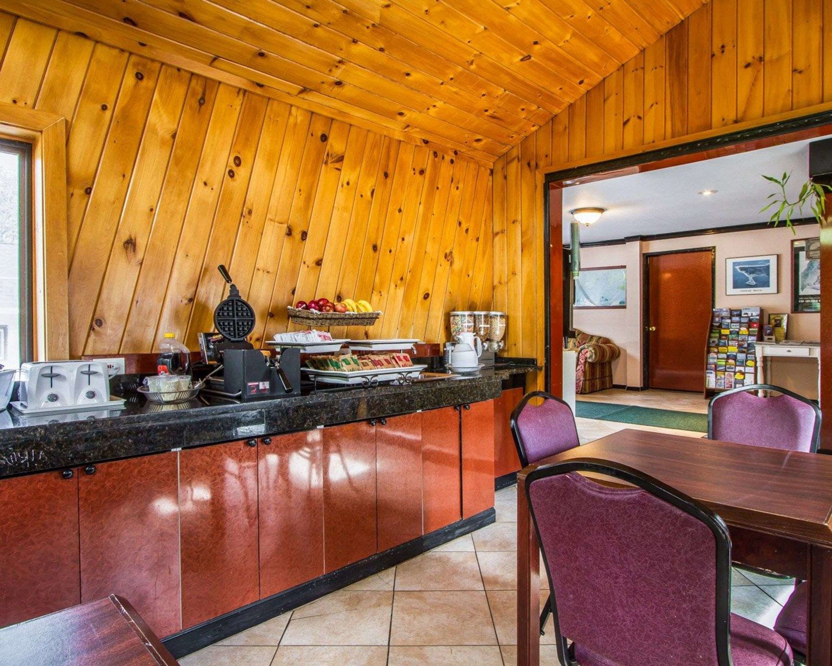 Breakfast area | Rodeway Inn & Suites Brunswick near Hwy 1