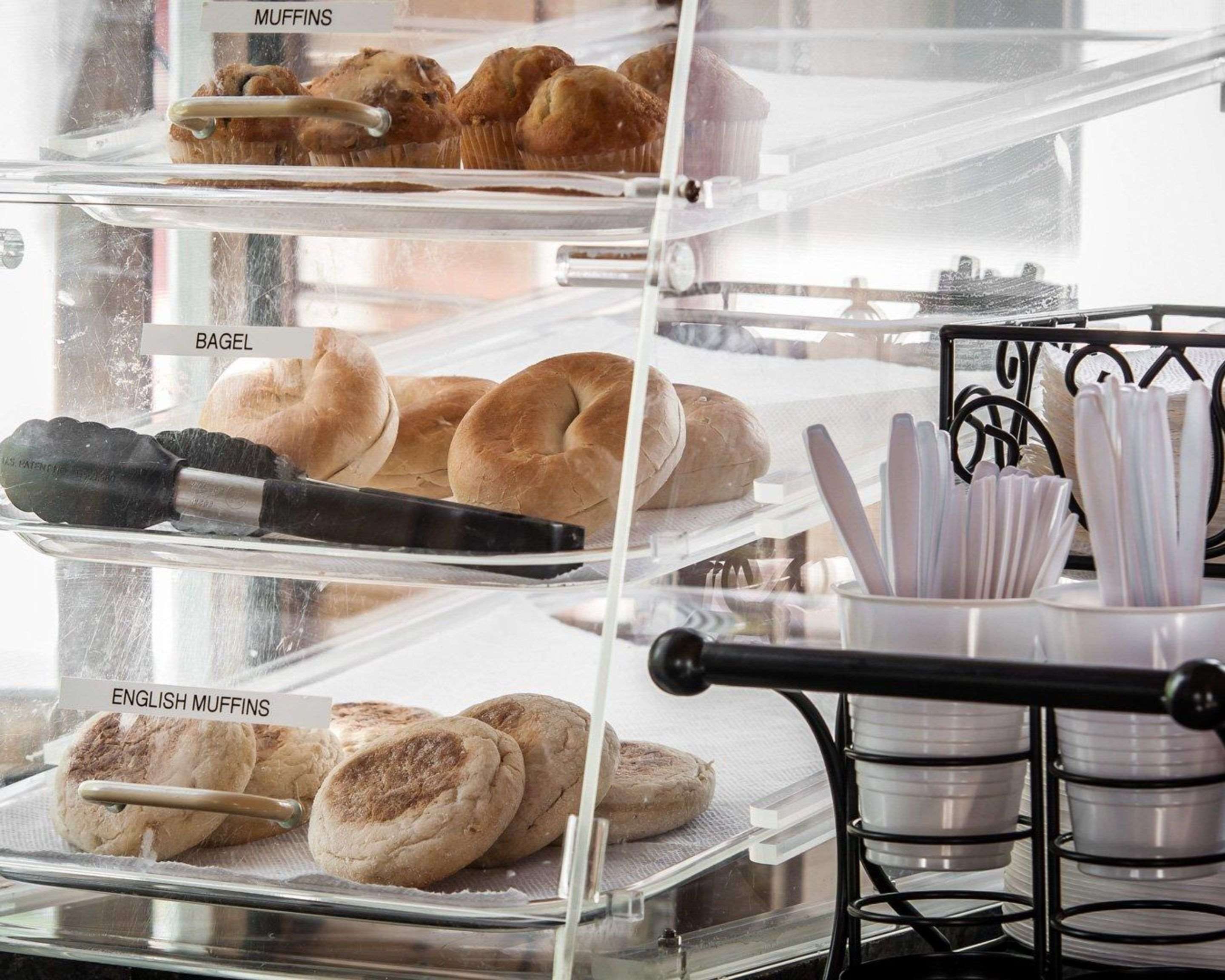 Breakfast bar | Rodeway Inn & Suites Brunswick near Hwy 1