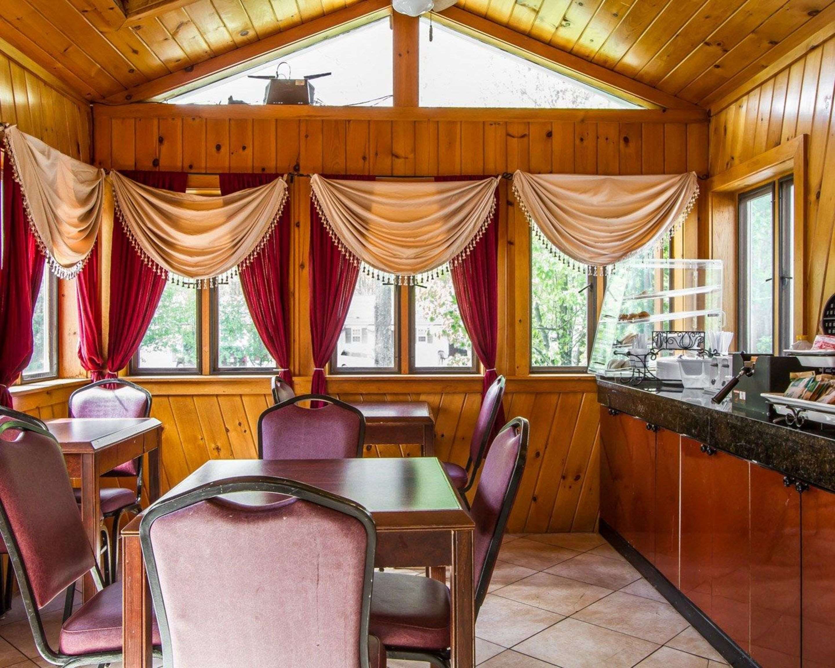 Enjoy breakfast in this seating area | Rodeway Inn & Suites Brunswick near Hwy 1
