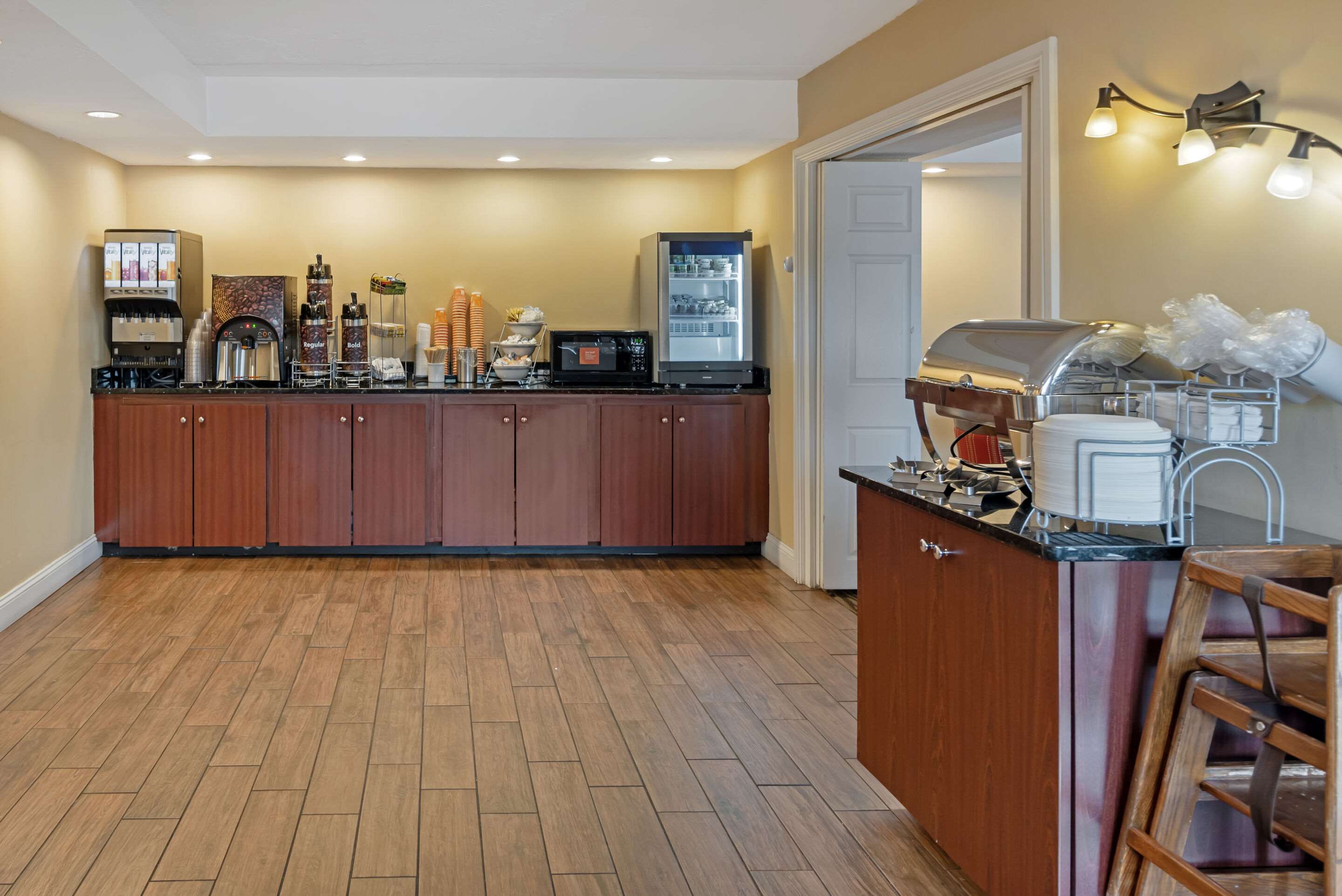 Breakfast area | Comfort Inn