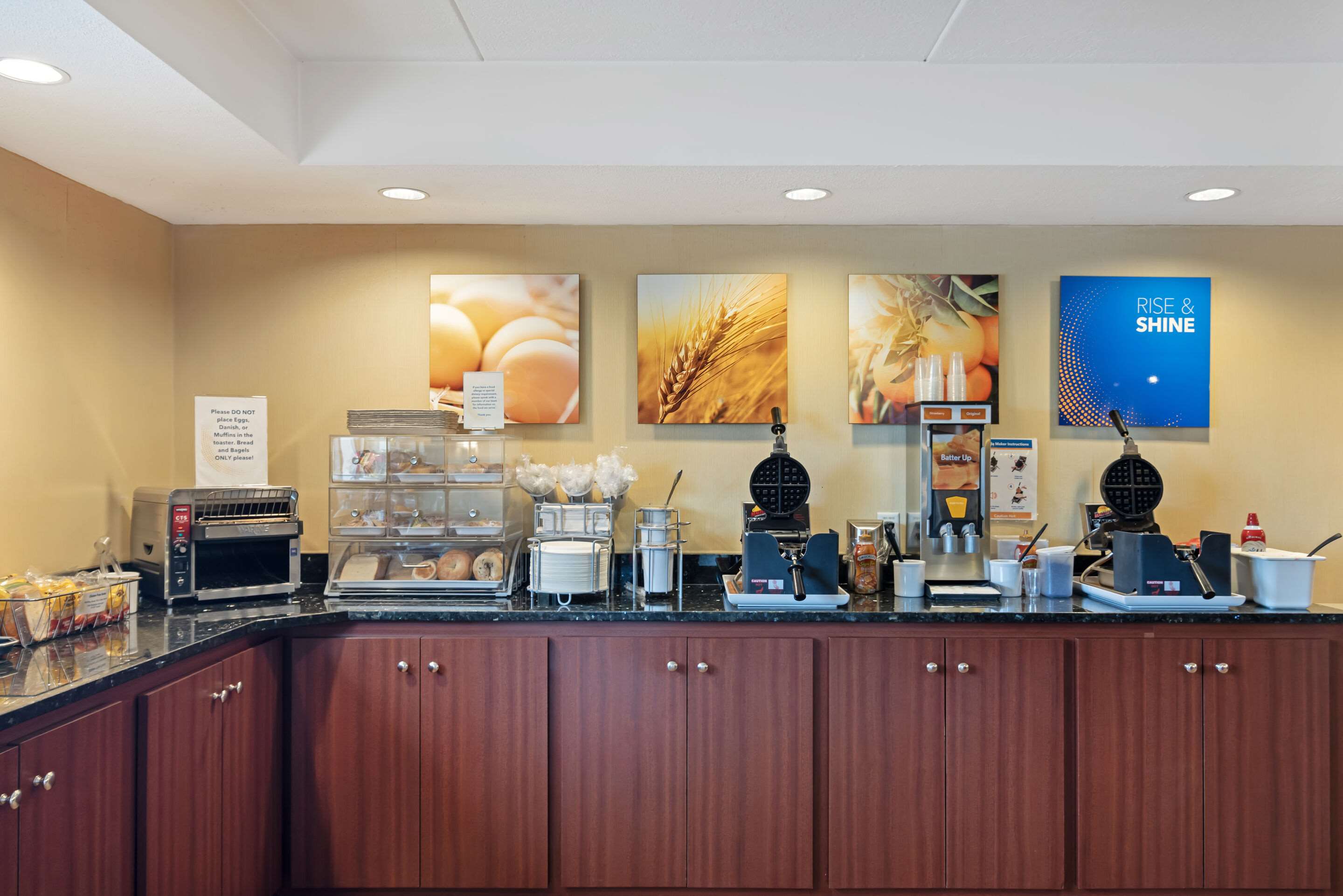 Breakfast area | Comfort Inn