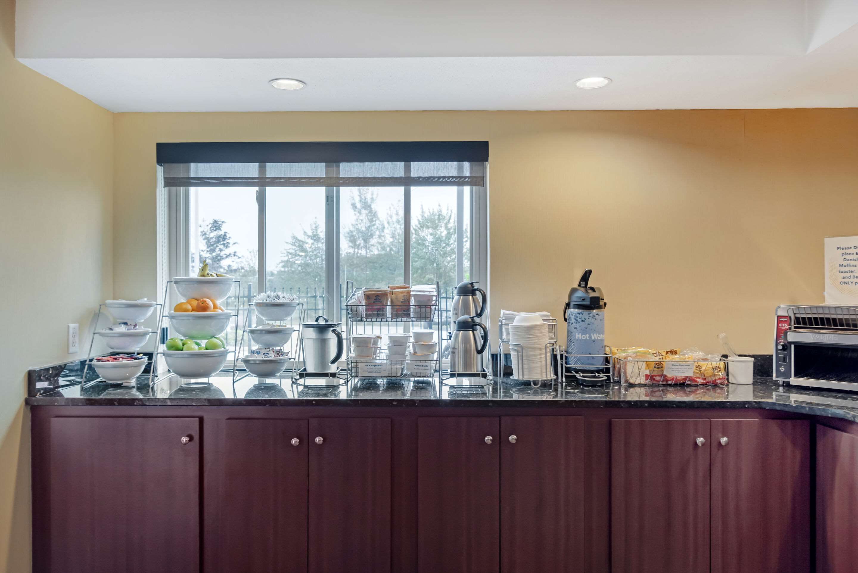 Breakfast area | Comfort Inn