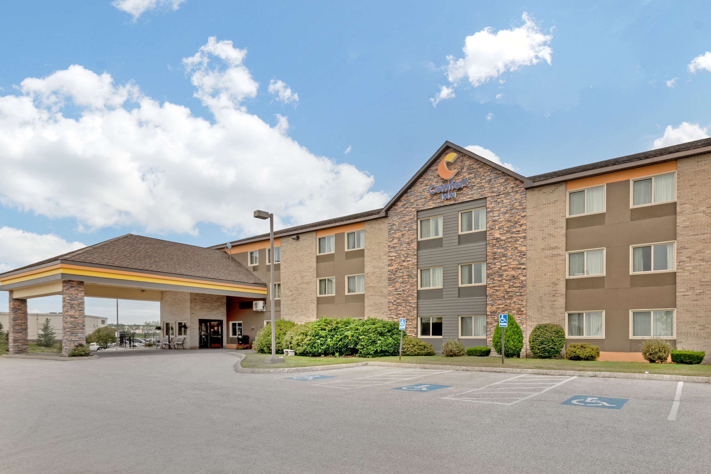 Hotel exterior | Comfort Inn