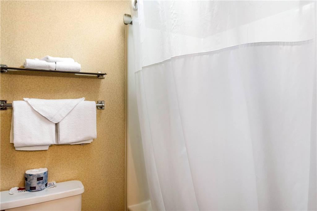 QUALITY INN AT BANGOR MALL-guestroom-Guest Room,Bathroom,On-Site.jpg