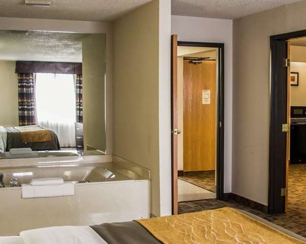 Suite - Comfort Inn Birch Run - I-75, Exit 136