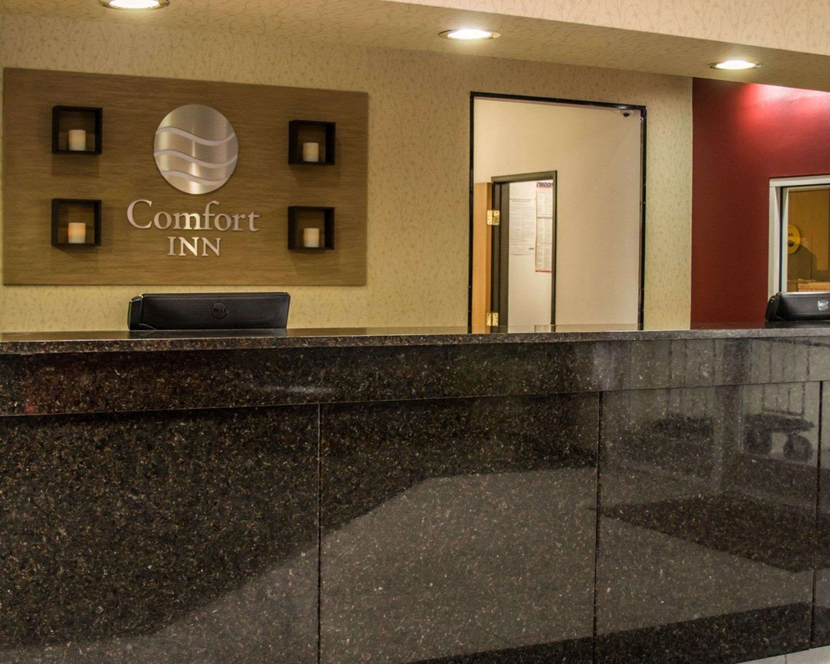 Front desk | Comfort Inn Birch Run - Frankenmuth