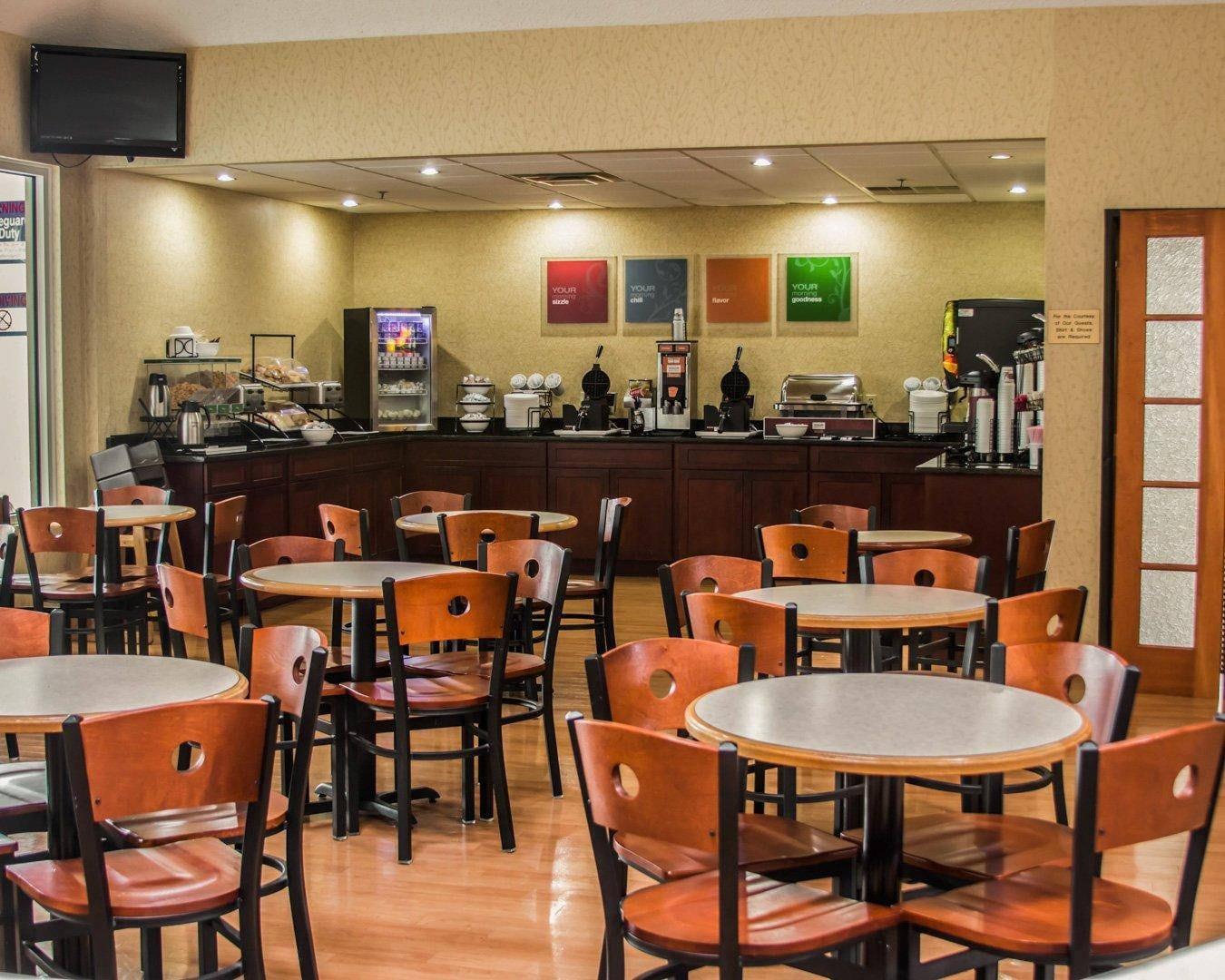 Breakfast area | Comfort Inn Birch Run - Frankenmuth