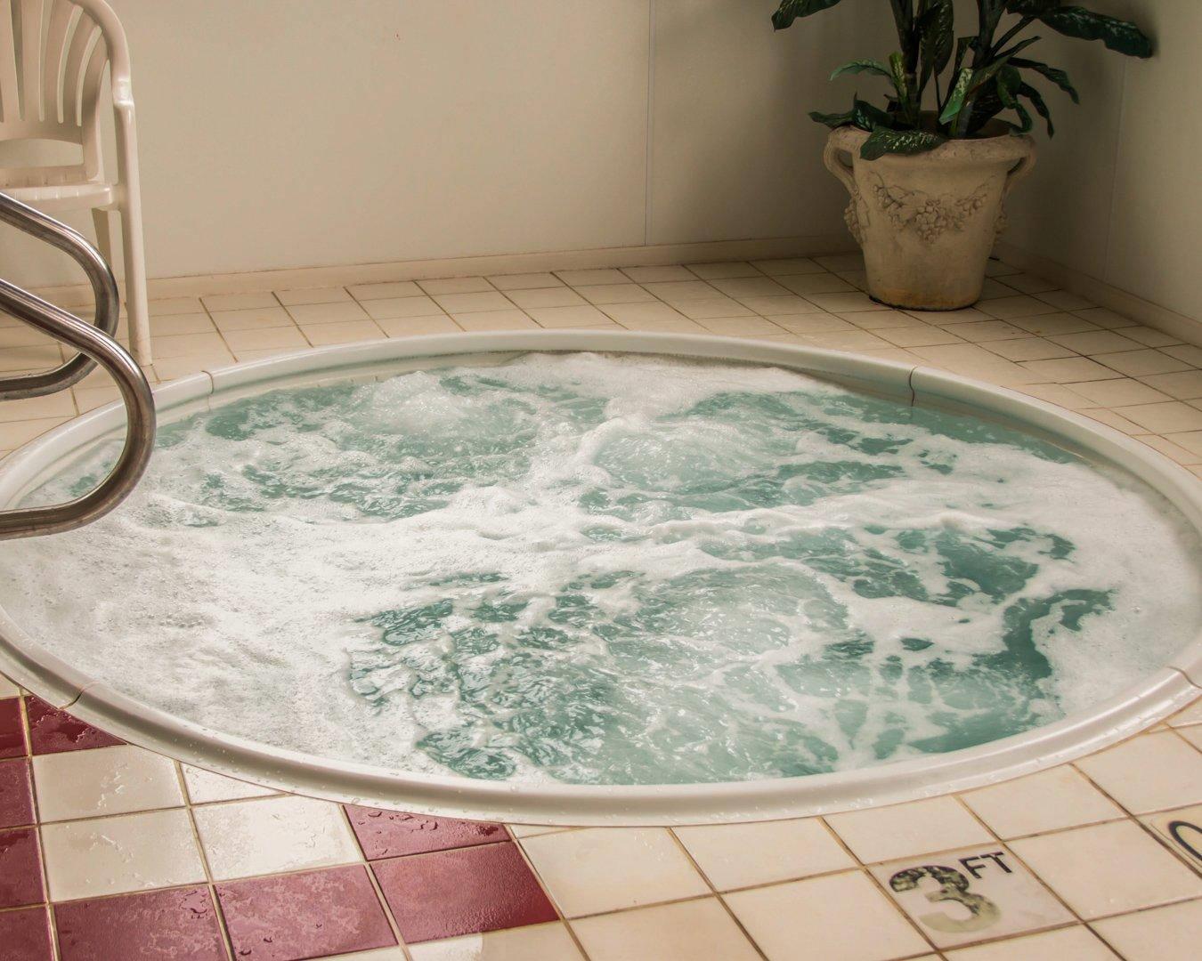 Indoor hot tub | Comfort Inn Birch Run - Frankenmuth