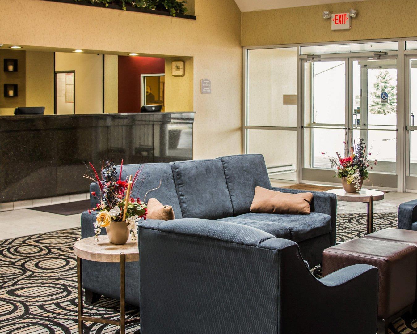 Lobby with sitting area | Comfort Inn Birch Run - Frankenmuth