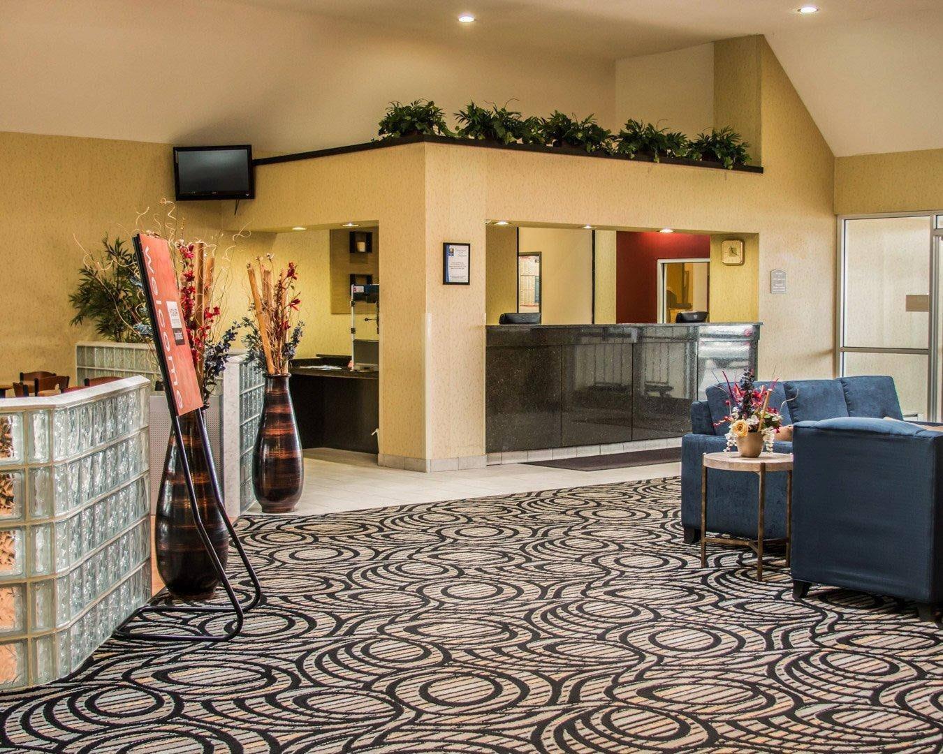 Spacious lobby | Comfort Inn Birch Run - Frankenmuth
