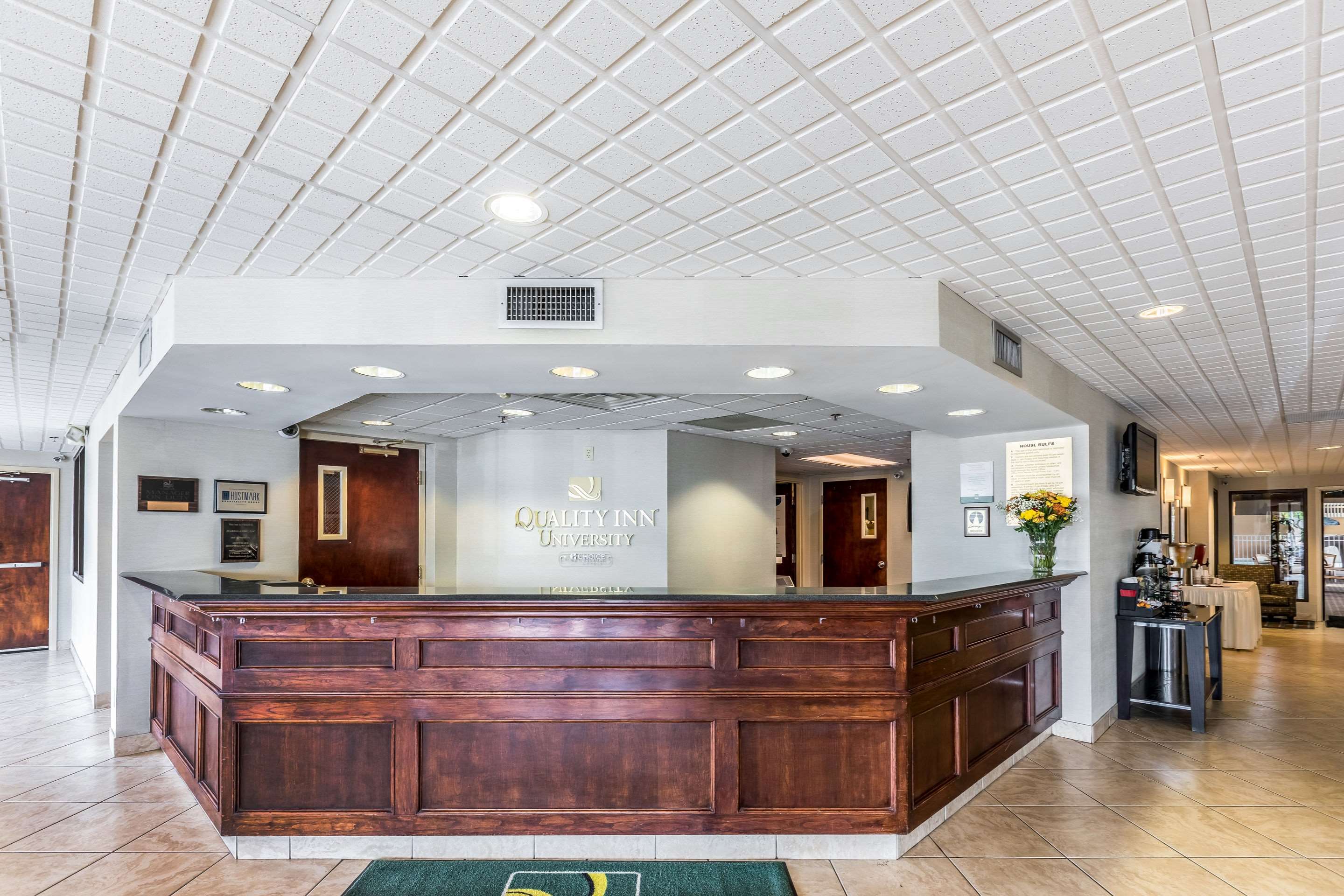 Front desk | Quality Inn University Lansing