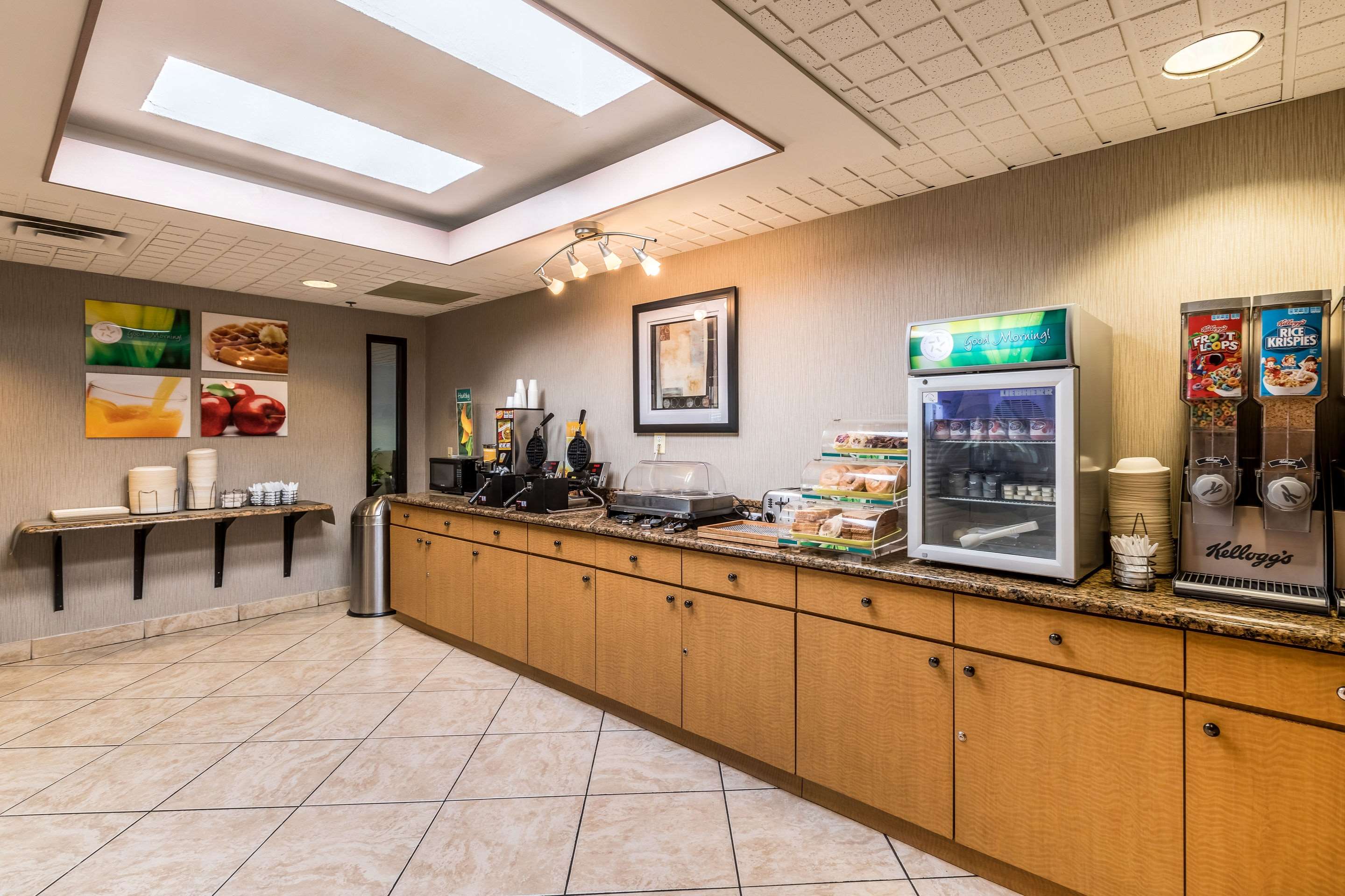 Breakfast area | Quality Inn University Lansing
