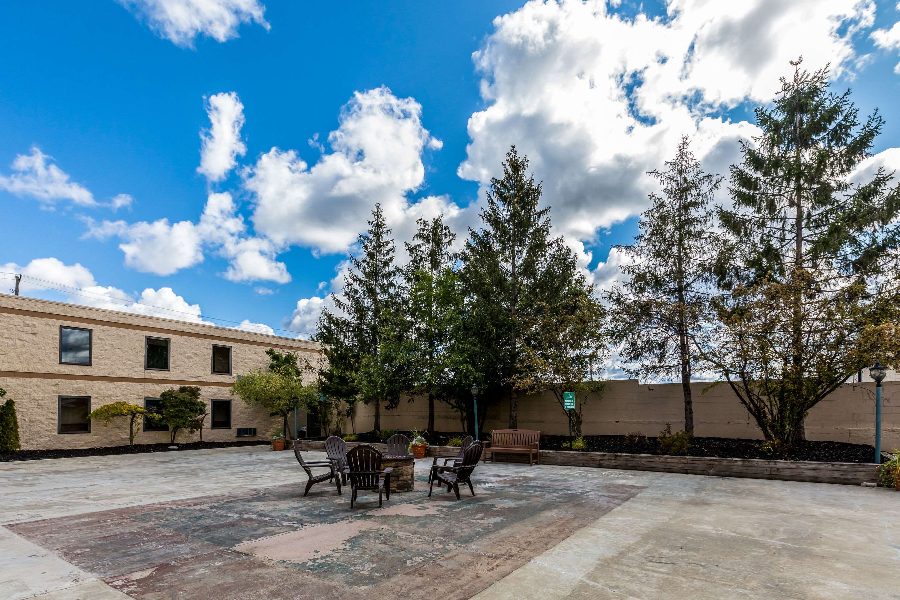 Hotel courtyard | Quality Inn University Lansing