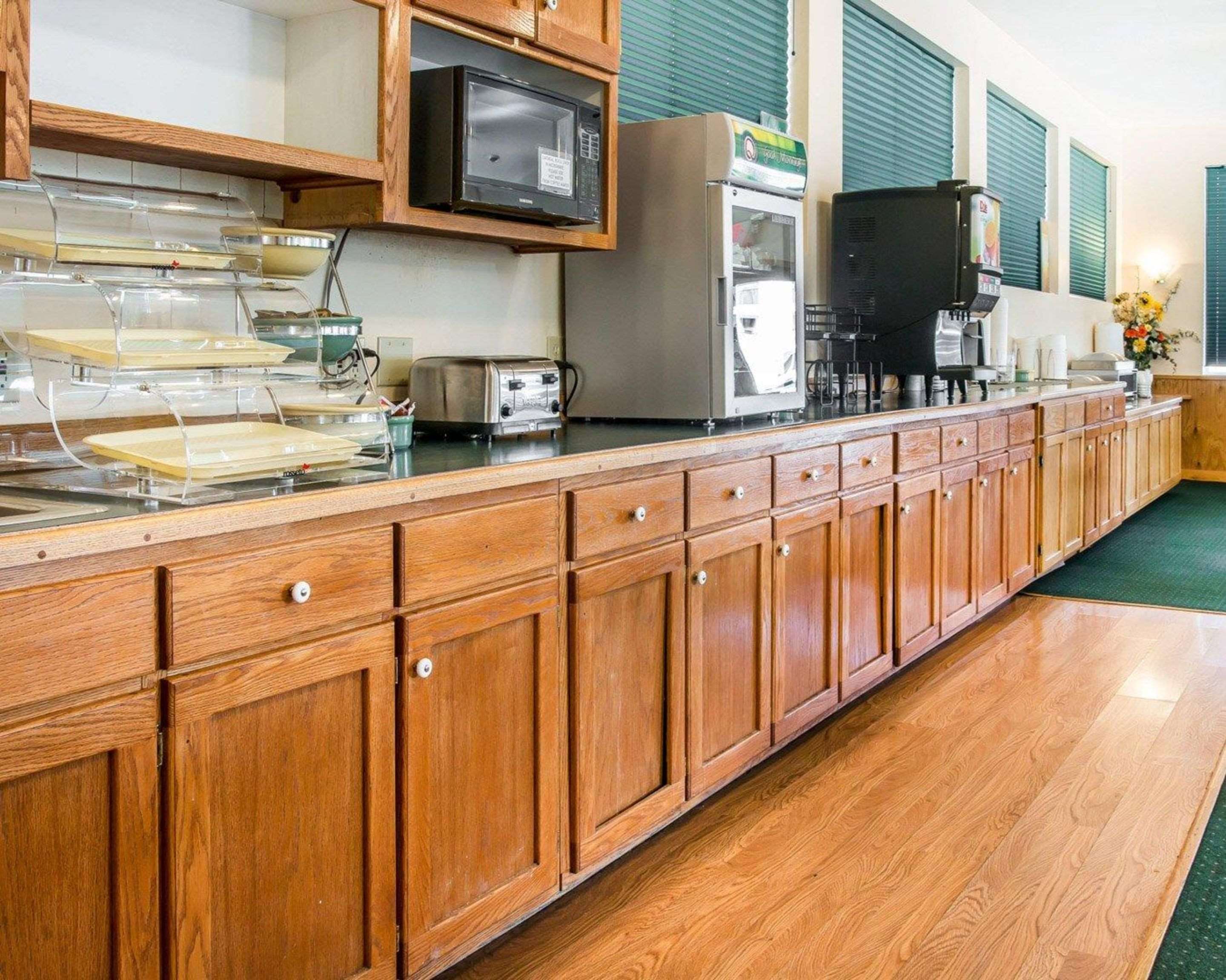 Breakfast counter | Quality Inn and Suites Mackinaw City
