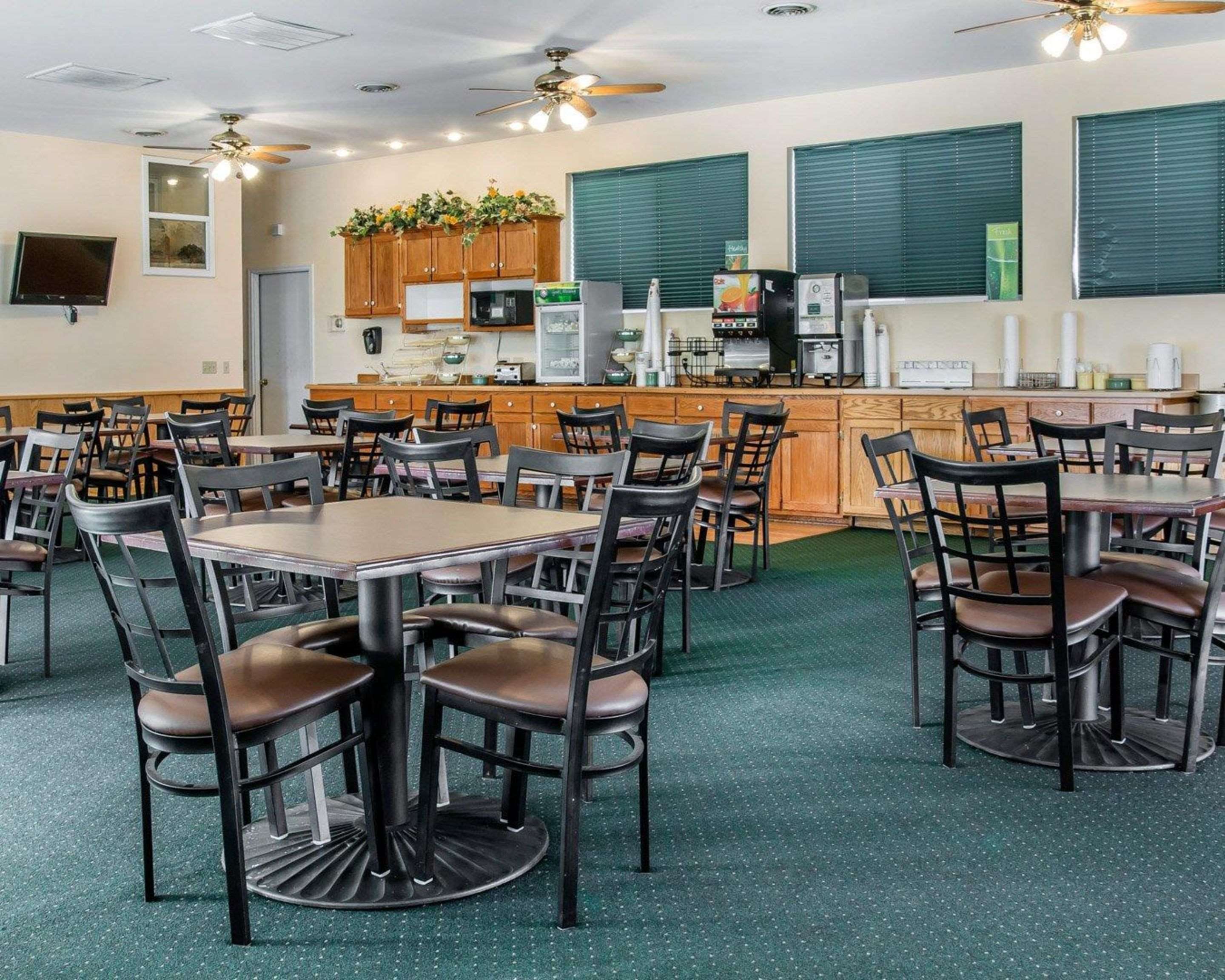 Breakfast area | Quality Inn and Suites Mackinaw City