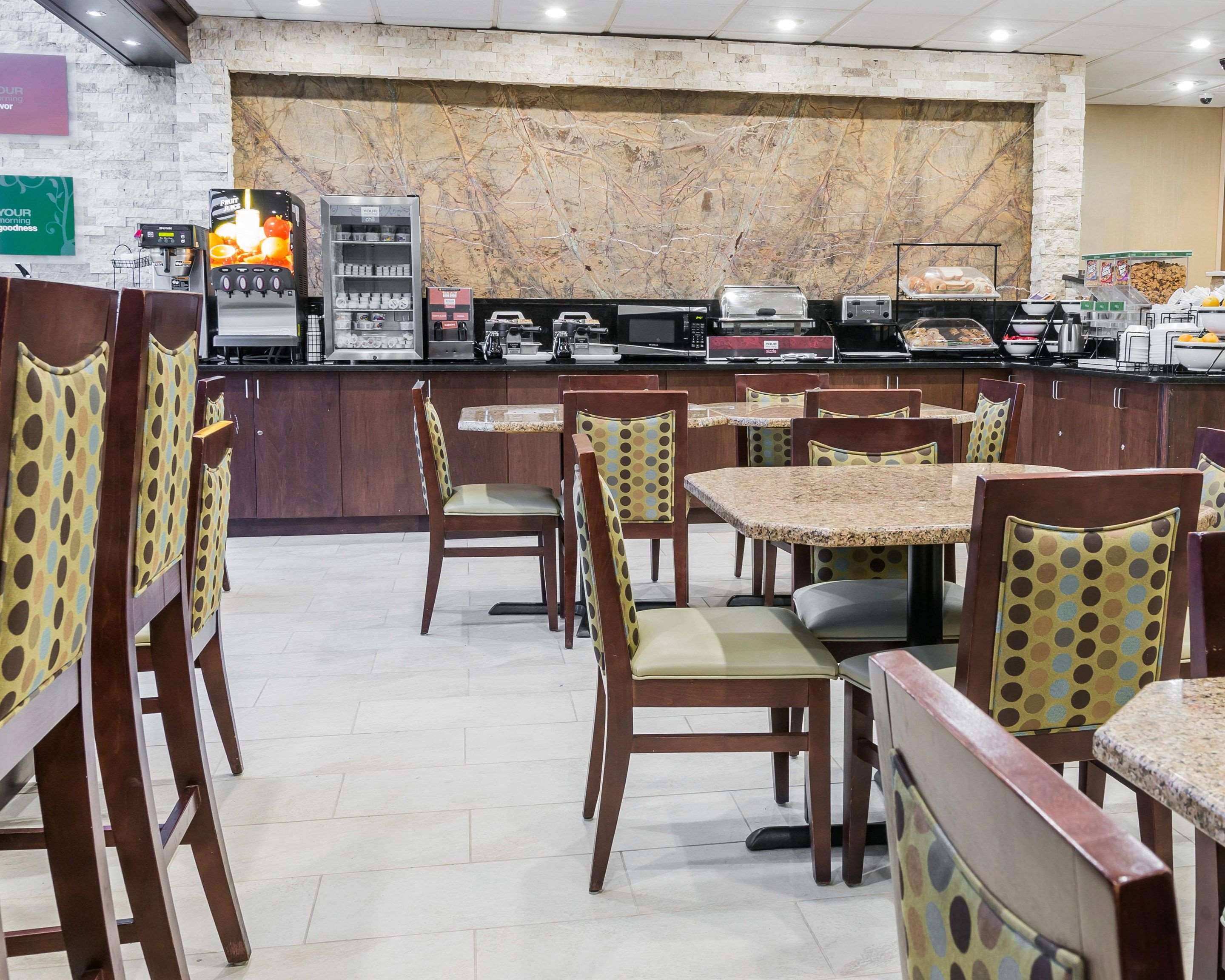 Breakfast area | Comfort Inn Metro Airport Romulus