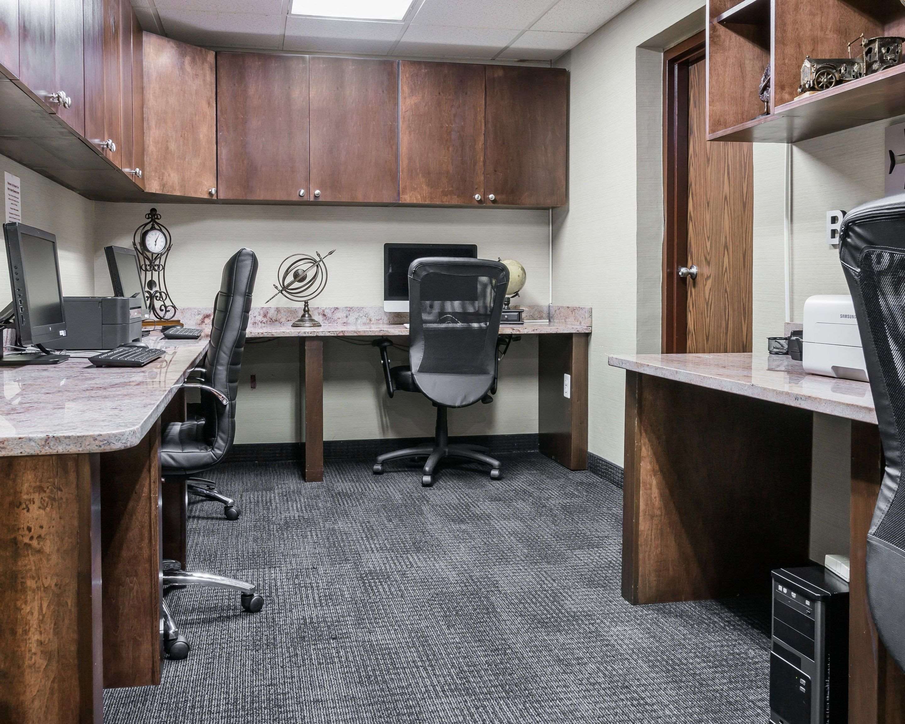Business room with work space | Comfort Inn Metro Airport Romulus