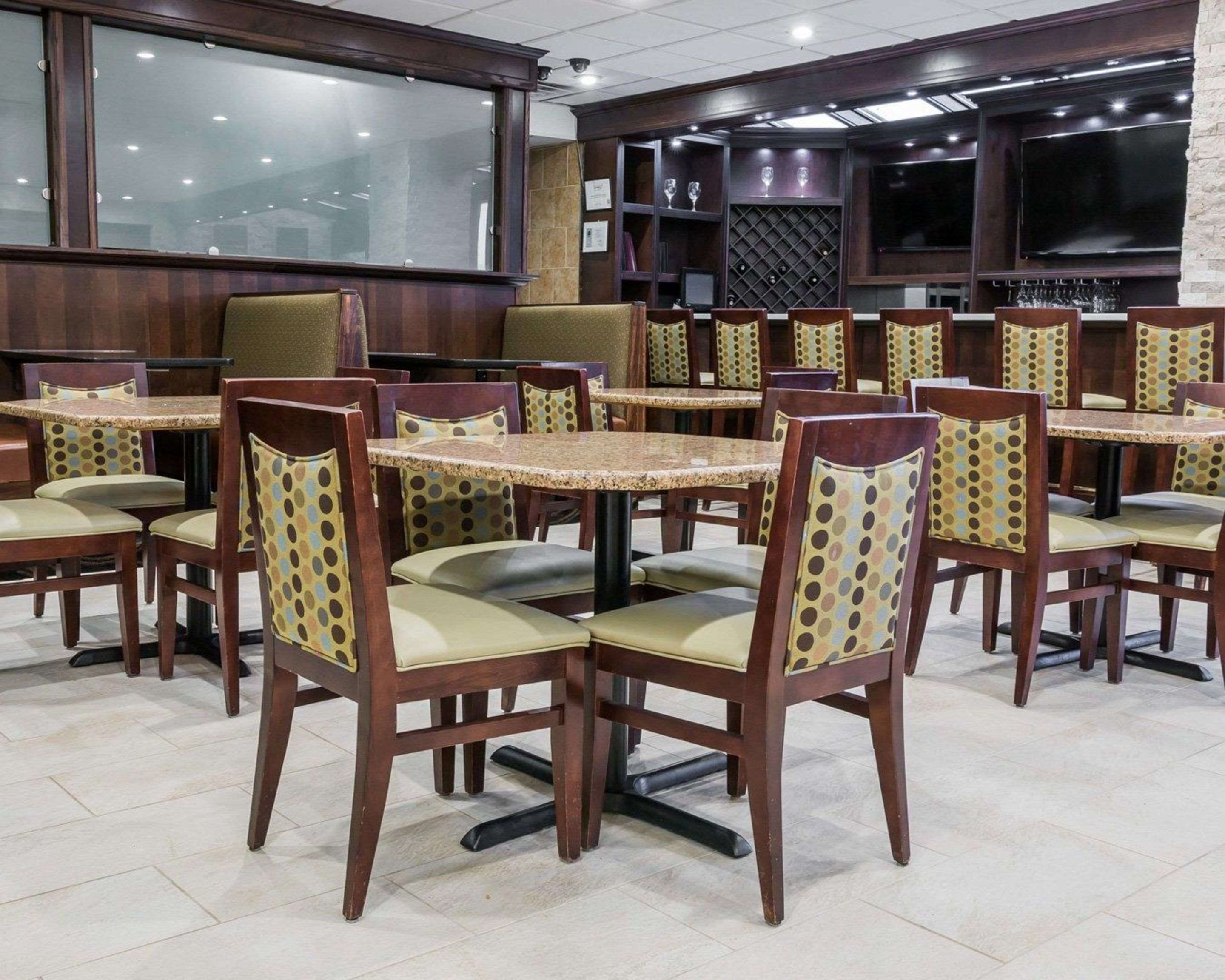 Enjoy breakfast in this seating area | Comfort Inn Metro Airport Romulus