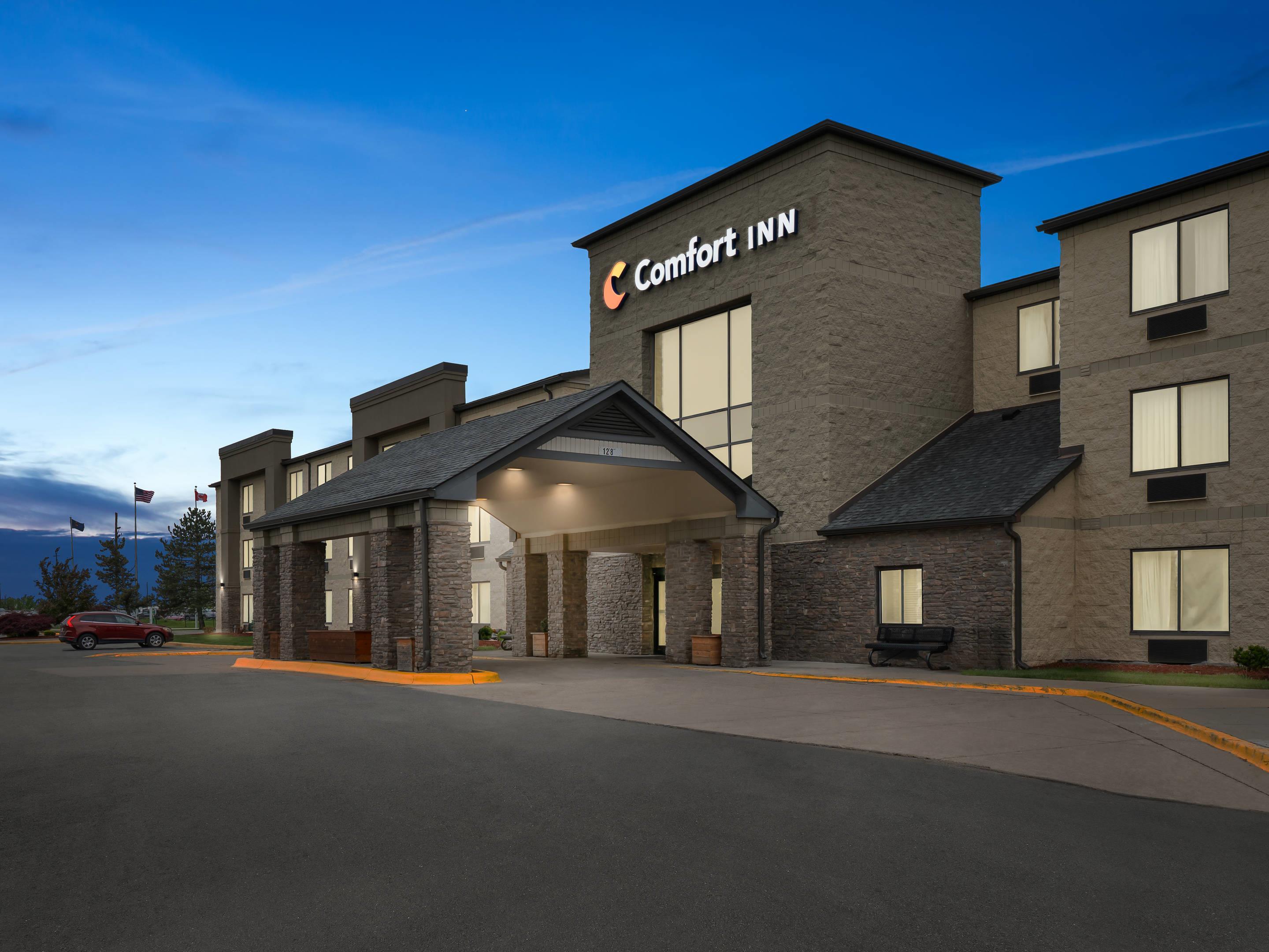 Hotel at night | Comfort Inn Metro Airport Romulus