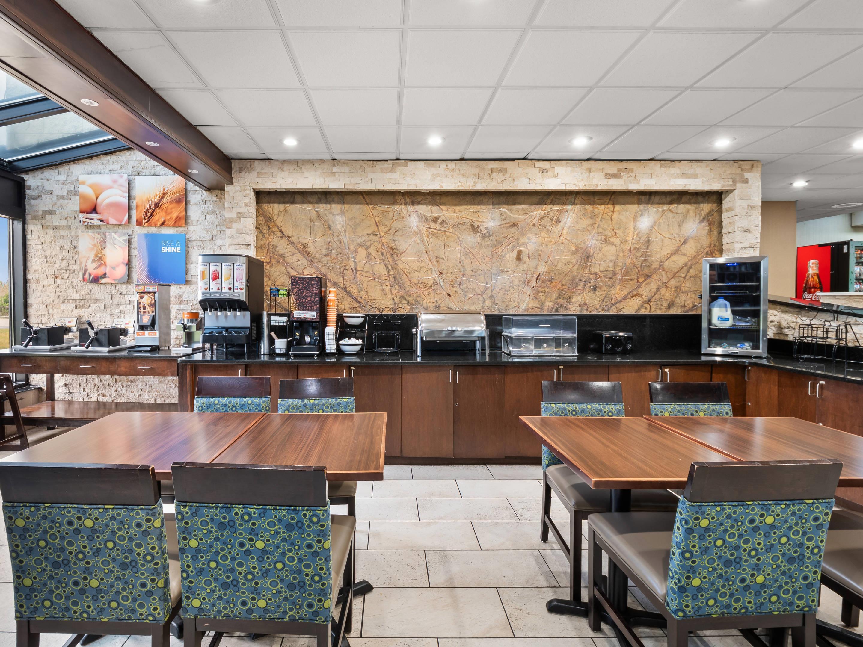 Breakfast area | Comfort Inn Metro Airport Romulus