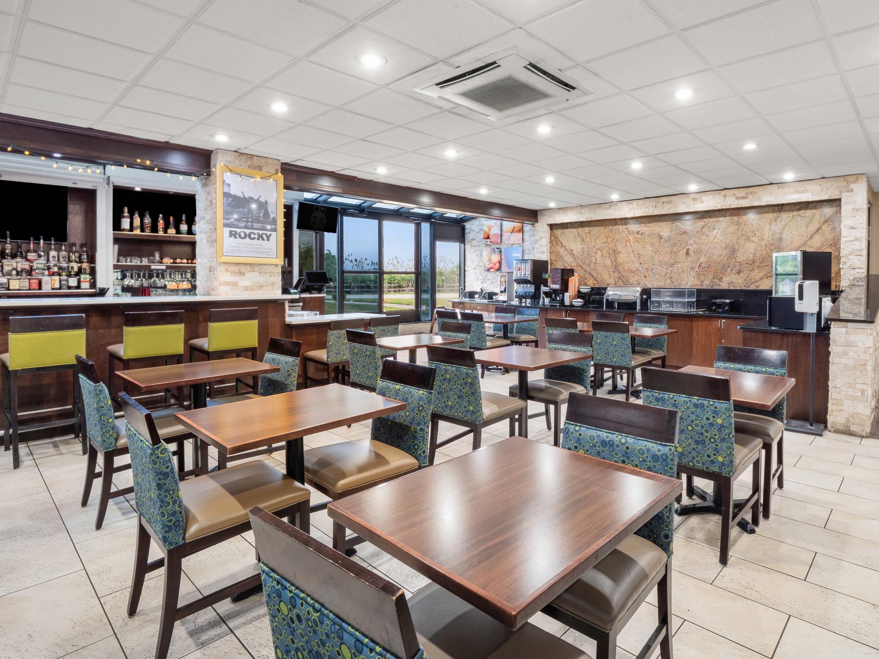 Breakfast area | Comfort Inn Metro Airport Romulus