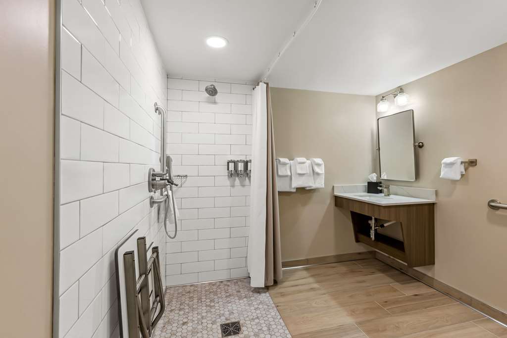LUMBER JACK LODGE ASCEND HOTEL COLL-guestroom-Guest Room,Bathroom,On-Site.jpg