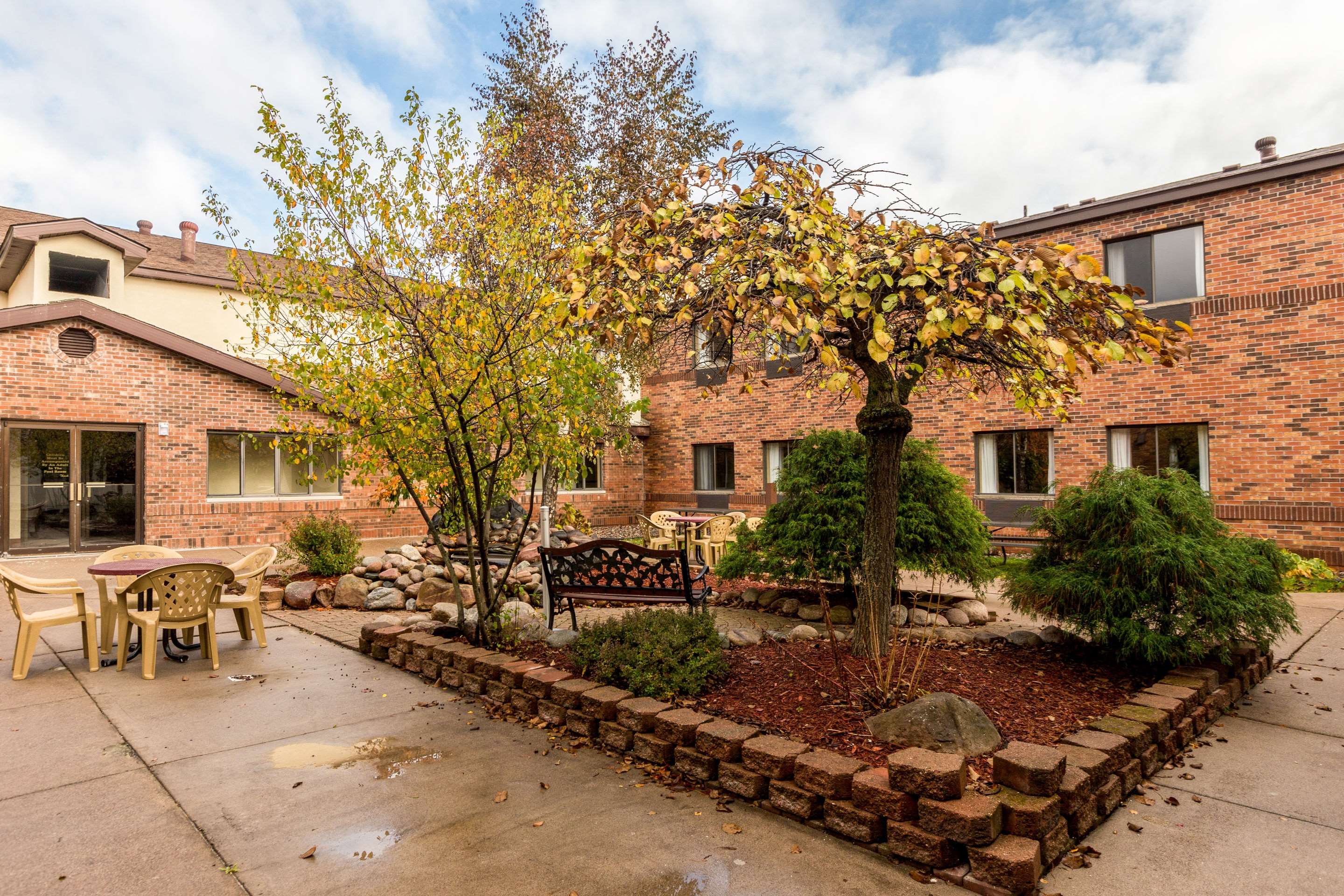 Hotel courtyard | Comfort Inn