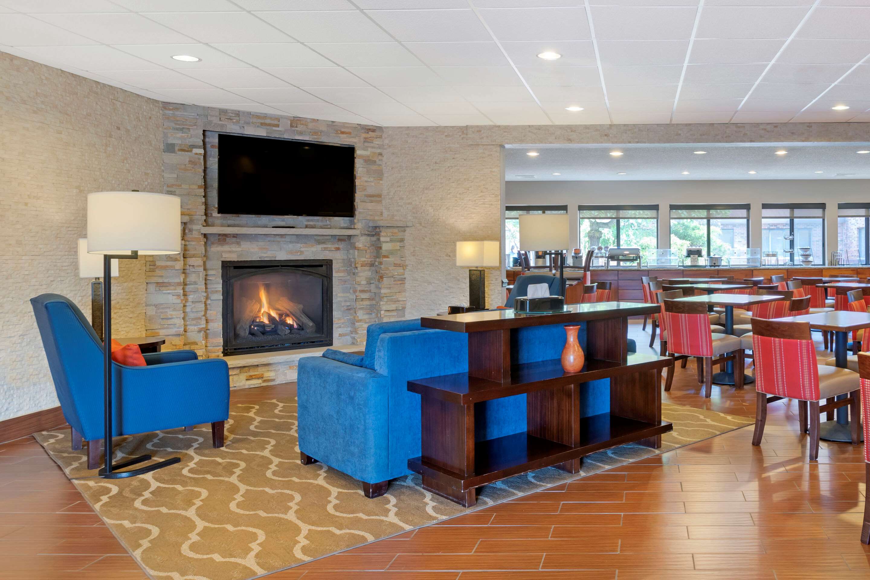 Lobby with sitting area | Comfort Inn