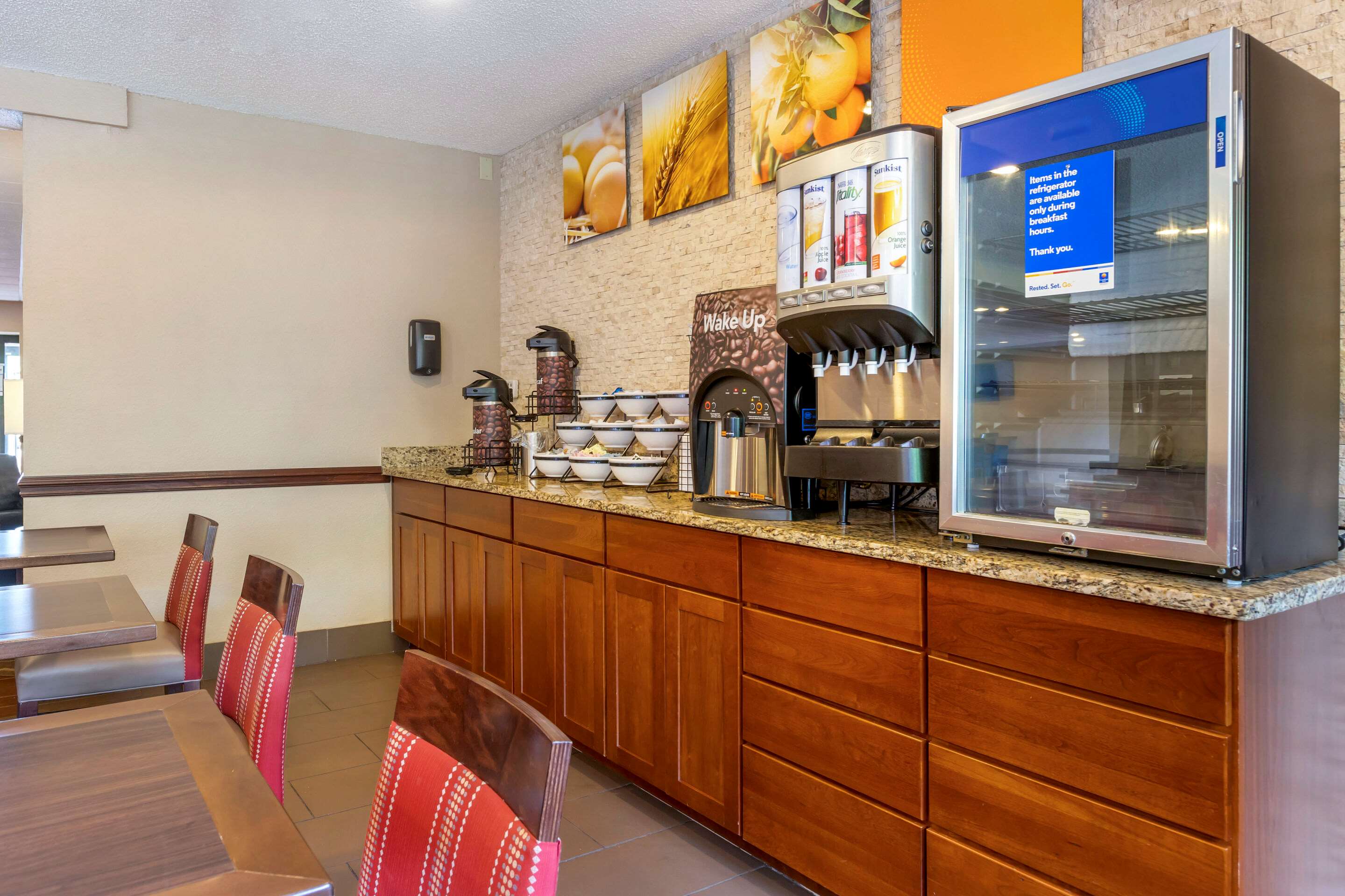 Breakfast area | Comfort Inn